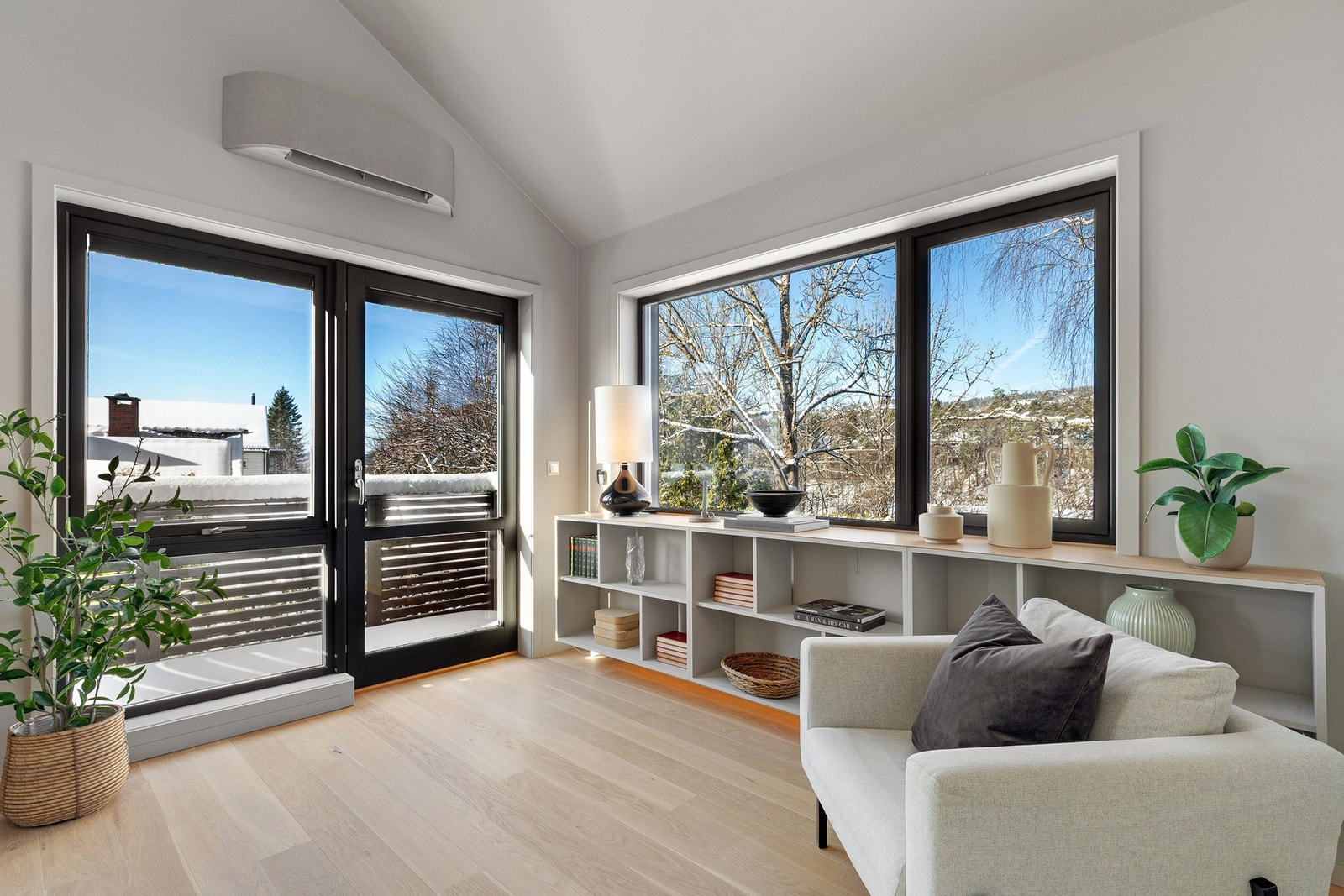 Luft-til-luft varmepumpe installert i stuen i 2024. Galleribilde