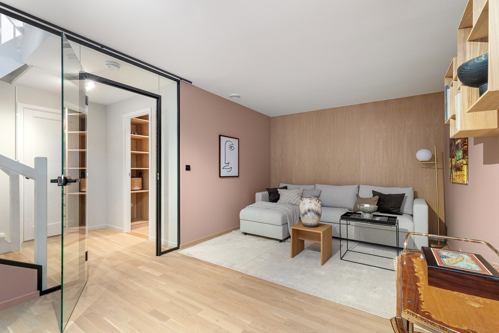 Kjellerstuen ble pusset opp i 2022 med ny glassvegg. Galleribilde