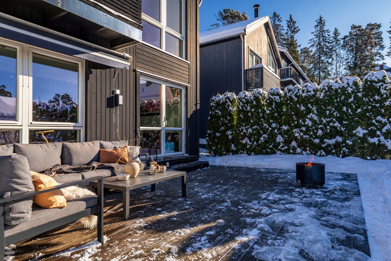 Sørvestvendt terrasse på 28 kvm med gode solforhold. Galleribilde