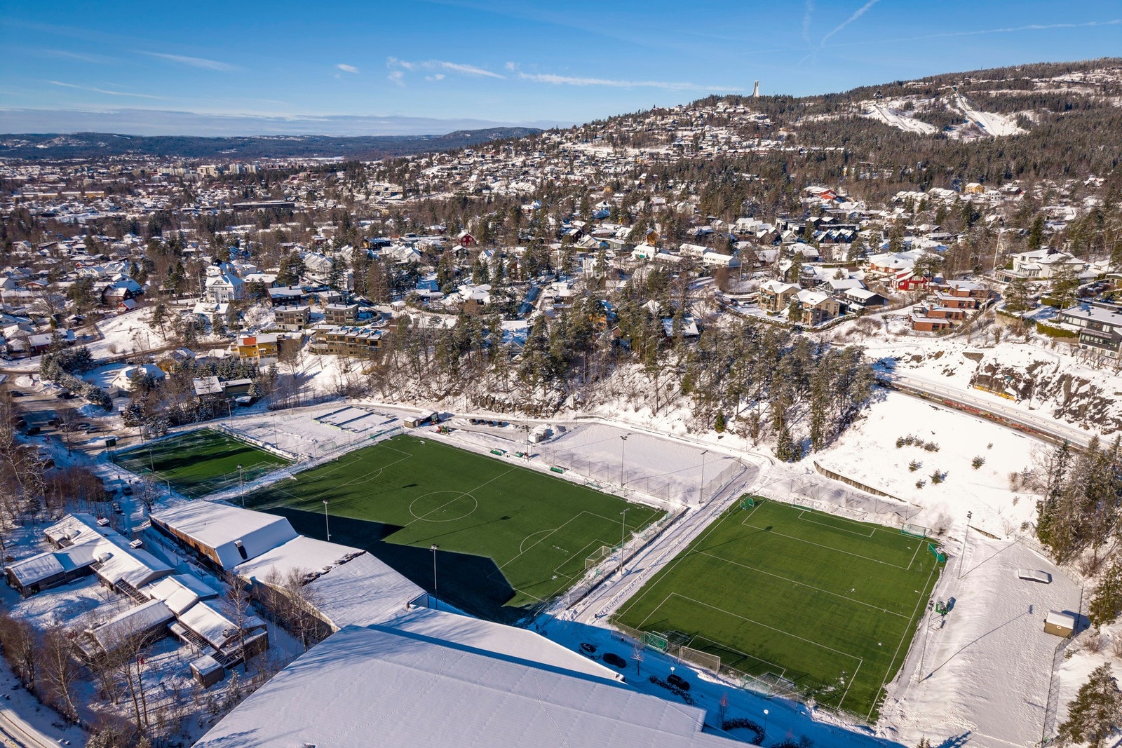 Hemingbanen og Heming tennisklubb ligger i gangavstand til boligen. Et flott idrettsanlegg med bl.a. flere fotballbaner, friidrettsområde, terrengløype, og idrettshall for håndball og basket.
Dronefoto: Marius Beckmann. Galleribilde