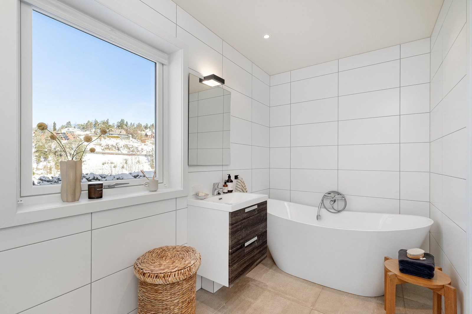 Flislagt bad med varmekabler. Badet er utstyrt med både dusj og badekar. Galleribilde