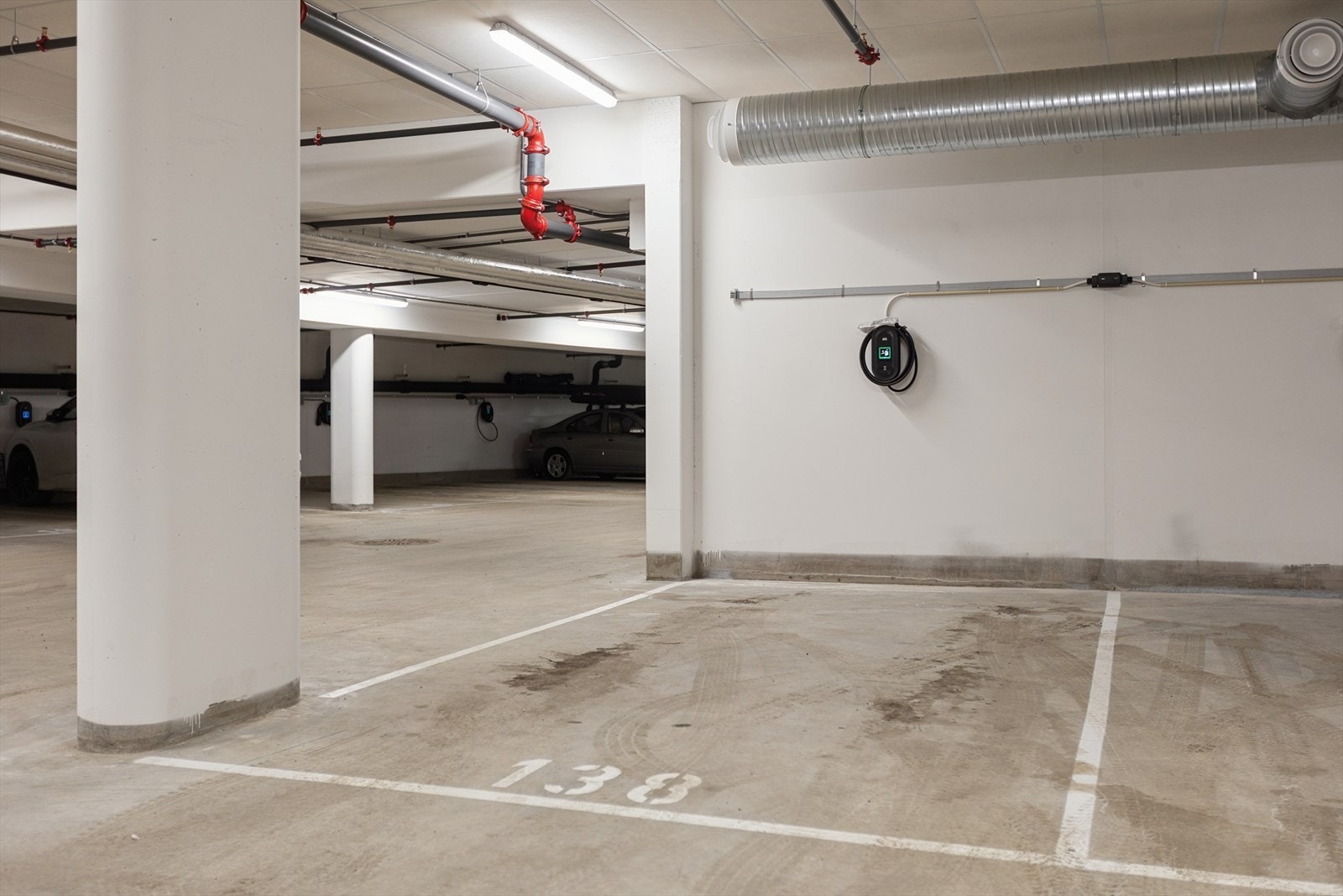 Garasjeplass med el-bil lader. Galleribilde