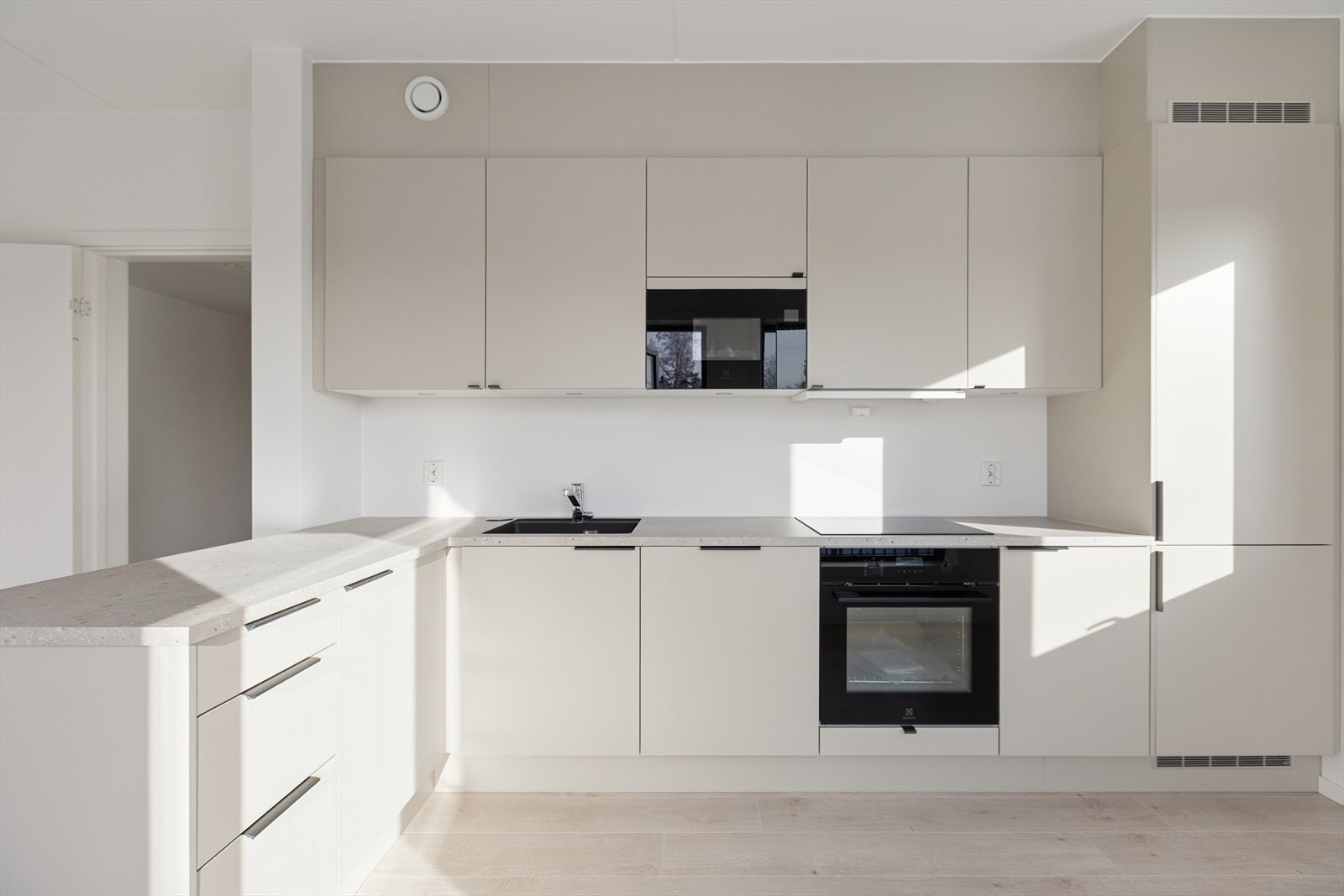 Integrerte hvitevarer, herunder oppvaskmaskin, platetopp, stekeovn, mikrobølgeovn og kjøle-/fryseskap som medfølger. Ventilator over stekesone. Komfyrvakt og aquastop/lekkasjevarsler med sensor og magnetventil er installert. Galleribilde