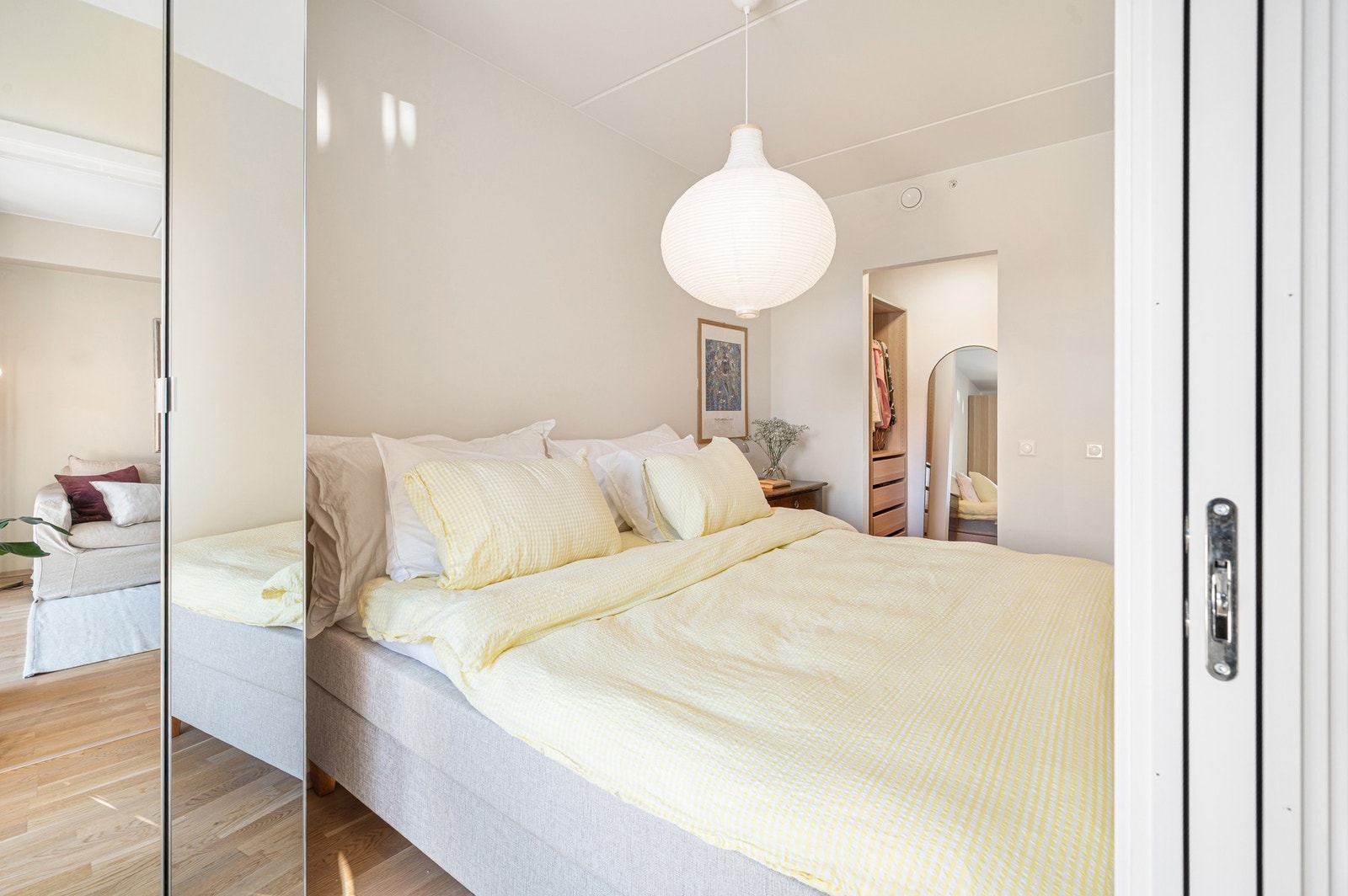 Her får du god plass til stor seng og garderobeskap. Garderobeskap på soverom medfølger. Galleribilde