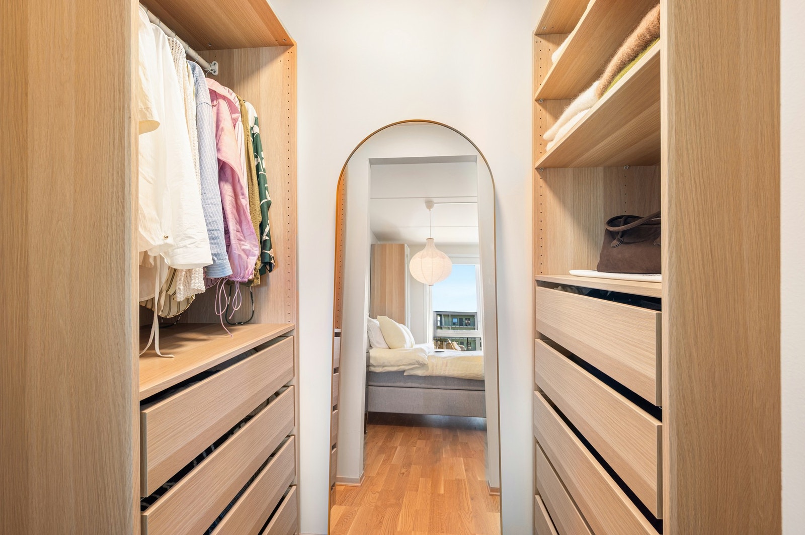 Fra soverommet har du direkte tilgang til praktisk walk in closet. Galleribilde