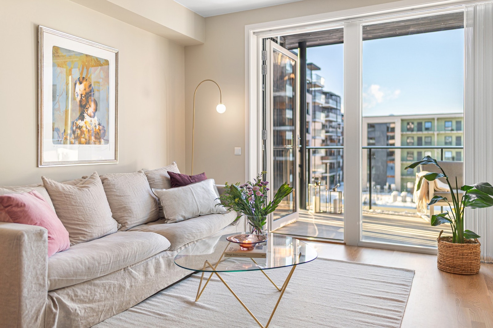 God takhøyde og store vindusflater gir leiligheten en god og romslig romfølelse. Galleribilde