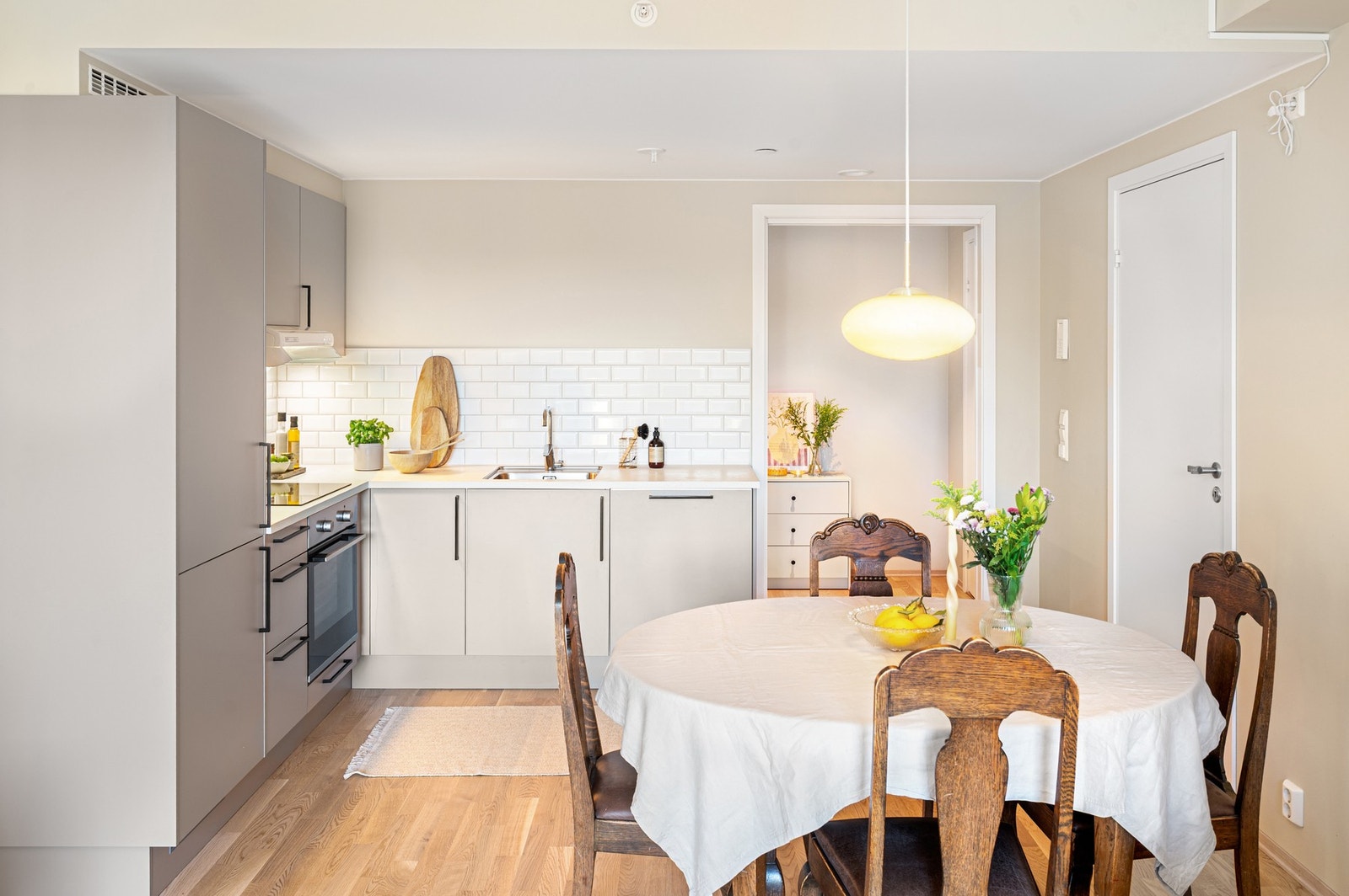 Her får du et pent kjøkken med god skap- og benkeplass. Galleribilde