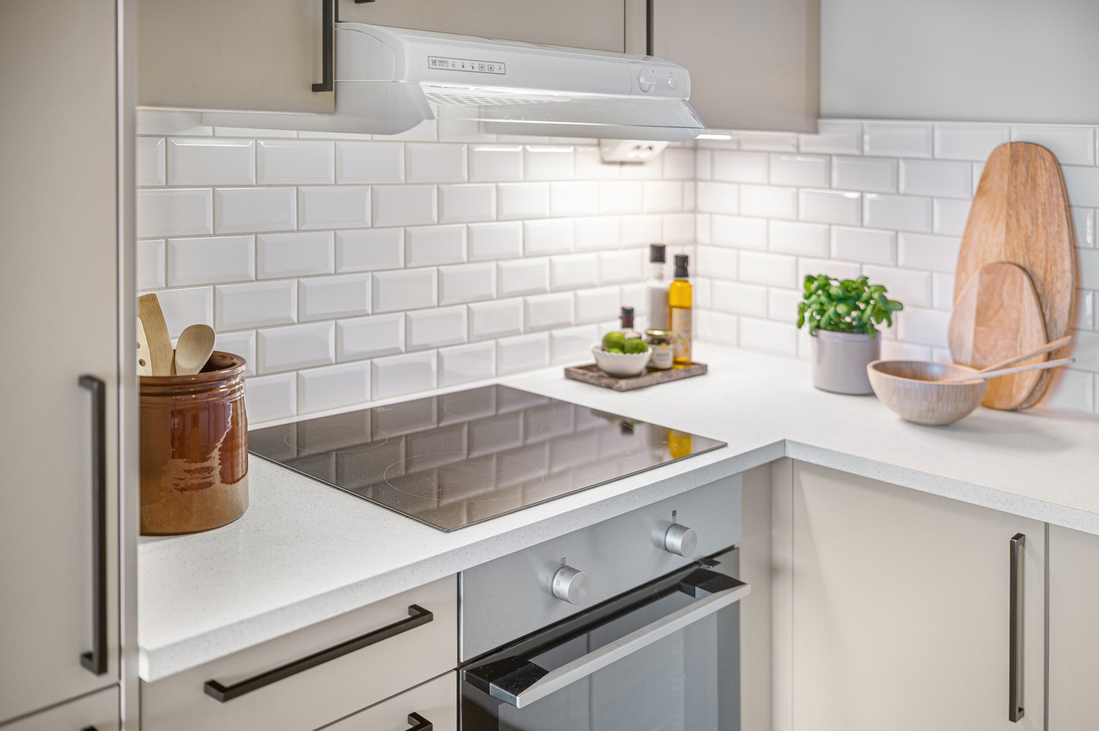 Kjøkkenet er innredet med plane fronter og laminert benkeplate. Galleribilde