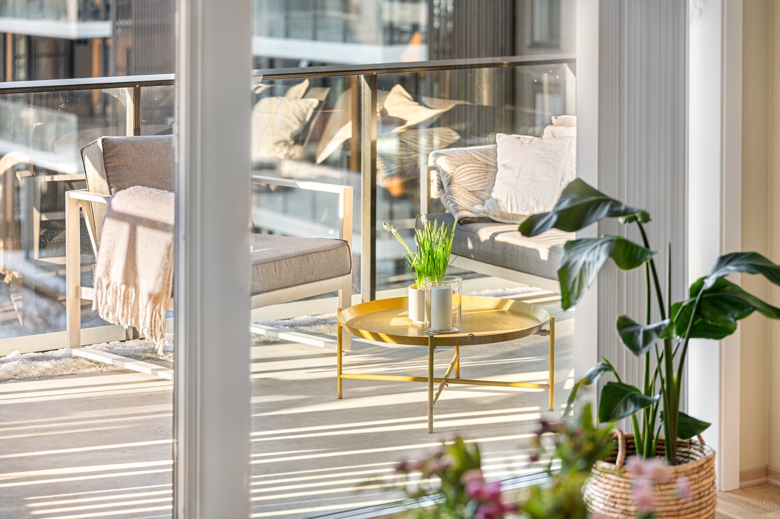 De store vinduene slipper inn rikelig av naturlig lys. Galleribilde