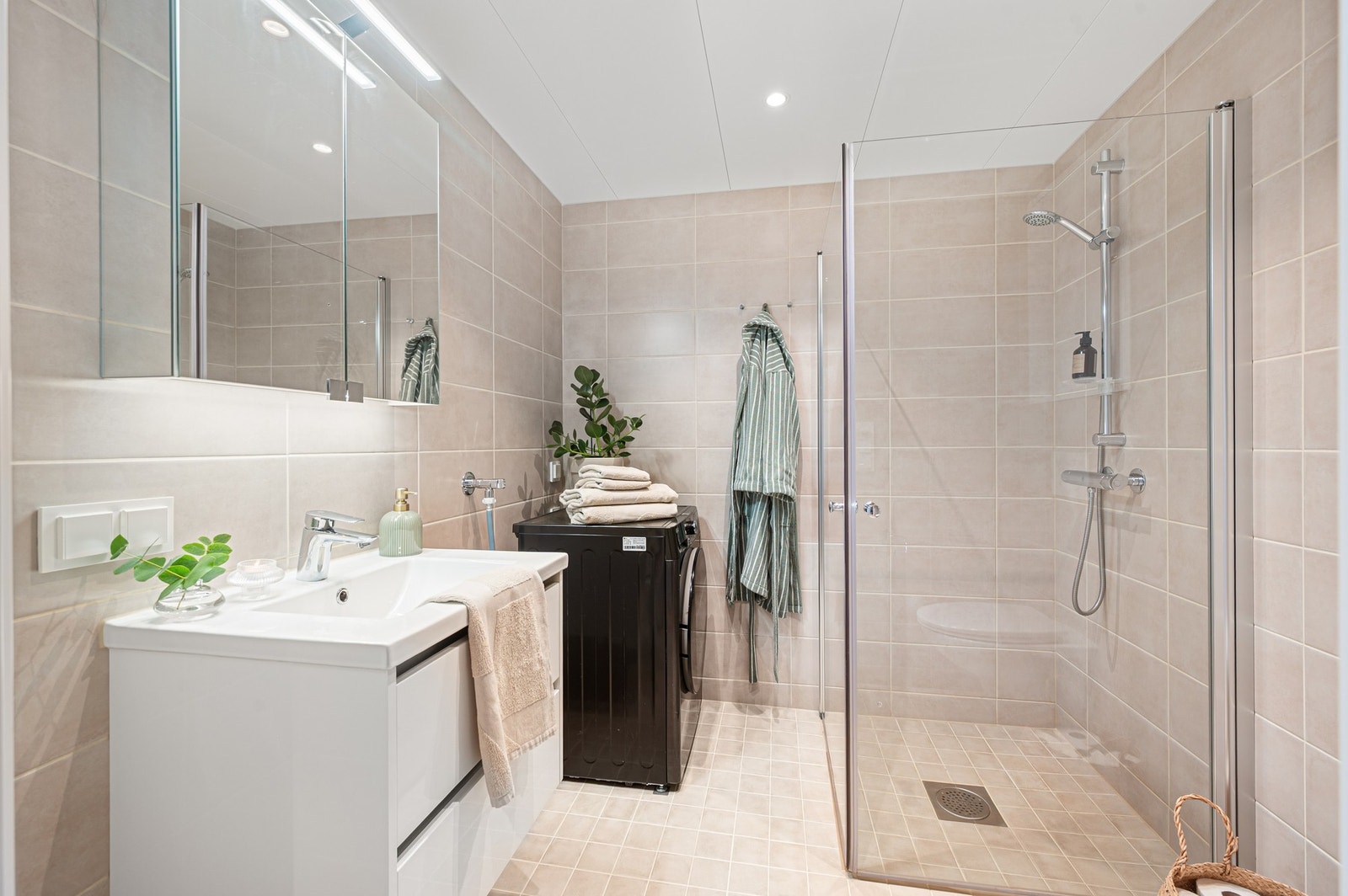 Lekkert flislagt baderom fra 2023 med varmekabler. Galleribilde