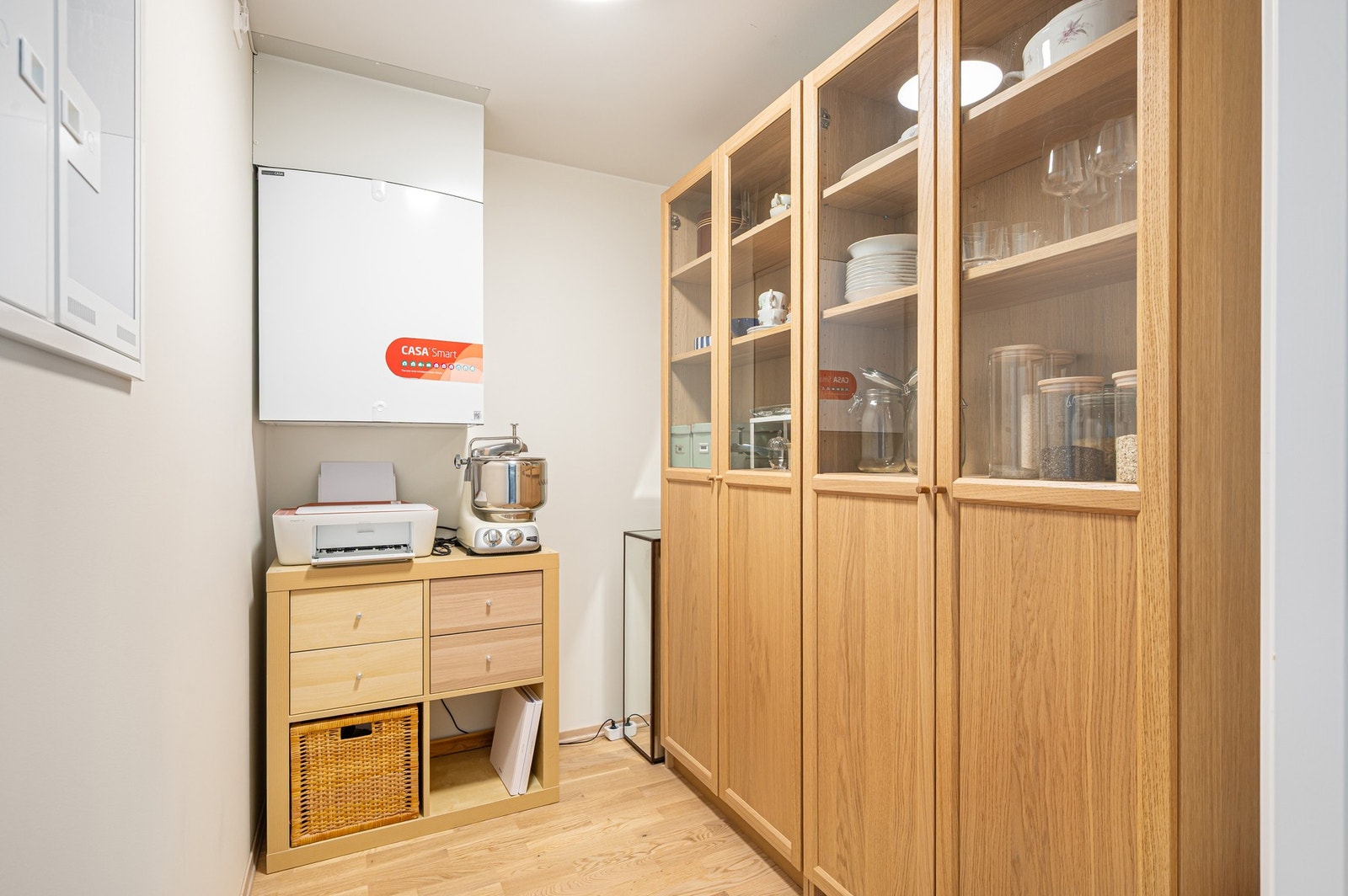 Praktisk bod på 3,3 kvadratmeter i leiligheten, samt egen bod i kjeller. Galleribilde