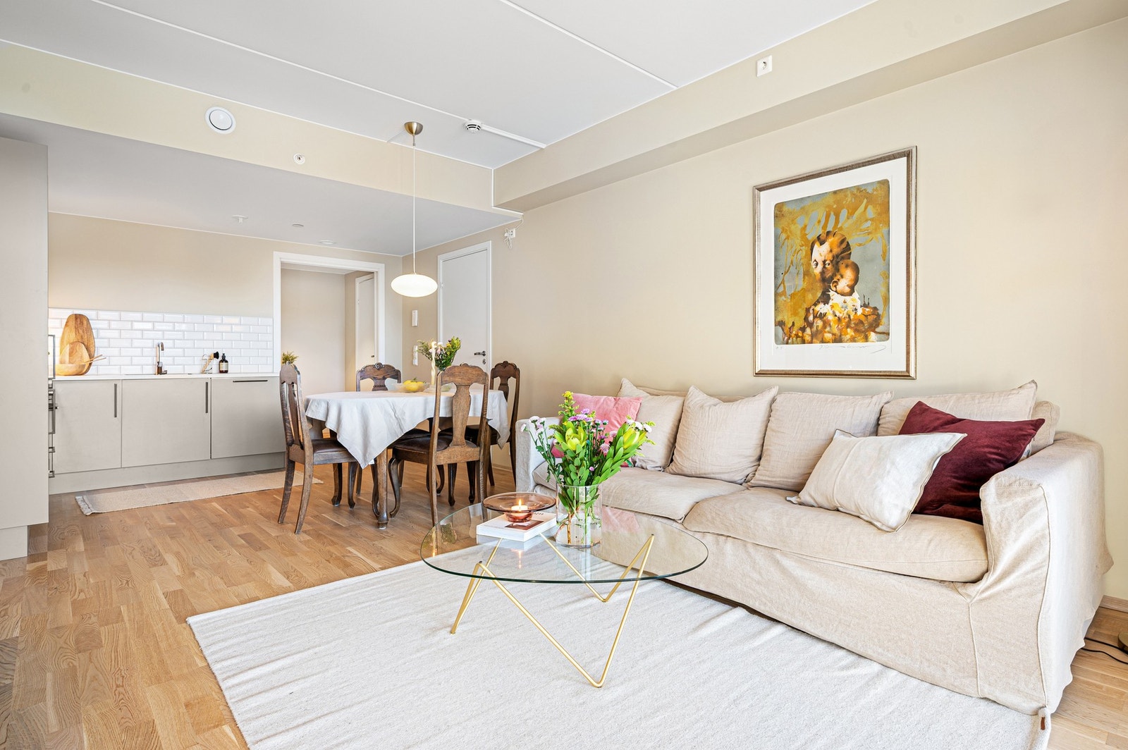 Delikat stue med god plass til sofagruppe og spisebord. Galleribilde