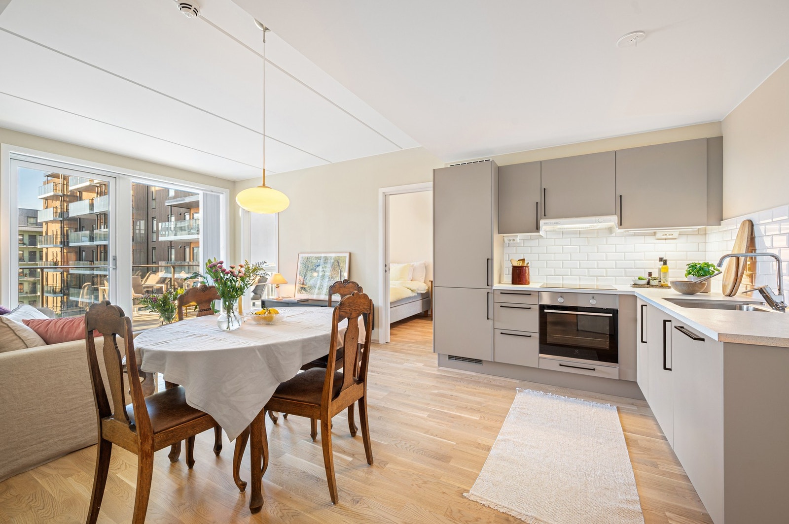 Leiligheten fra 2023 ligger i 3.etasje og består av tidsriktige og fine materialvalg. Galleribilde