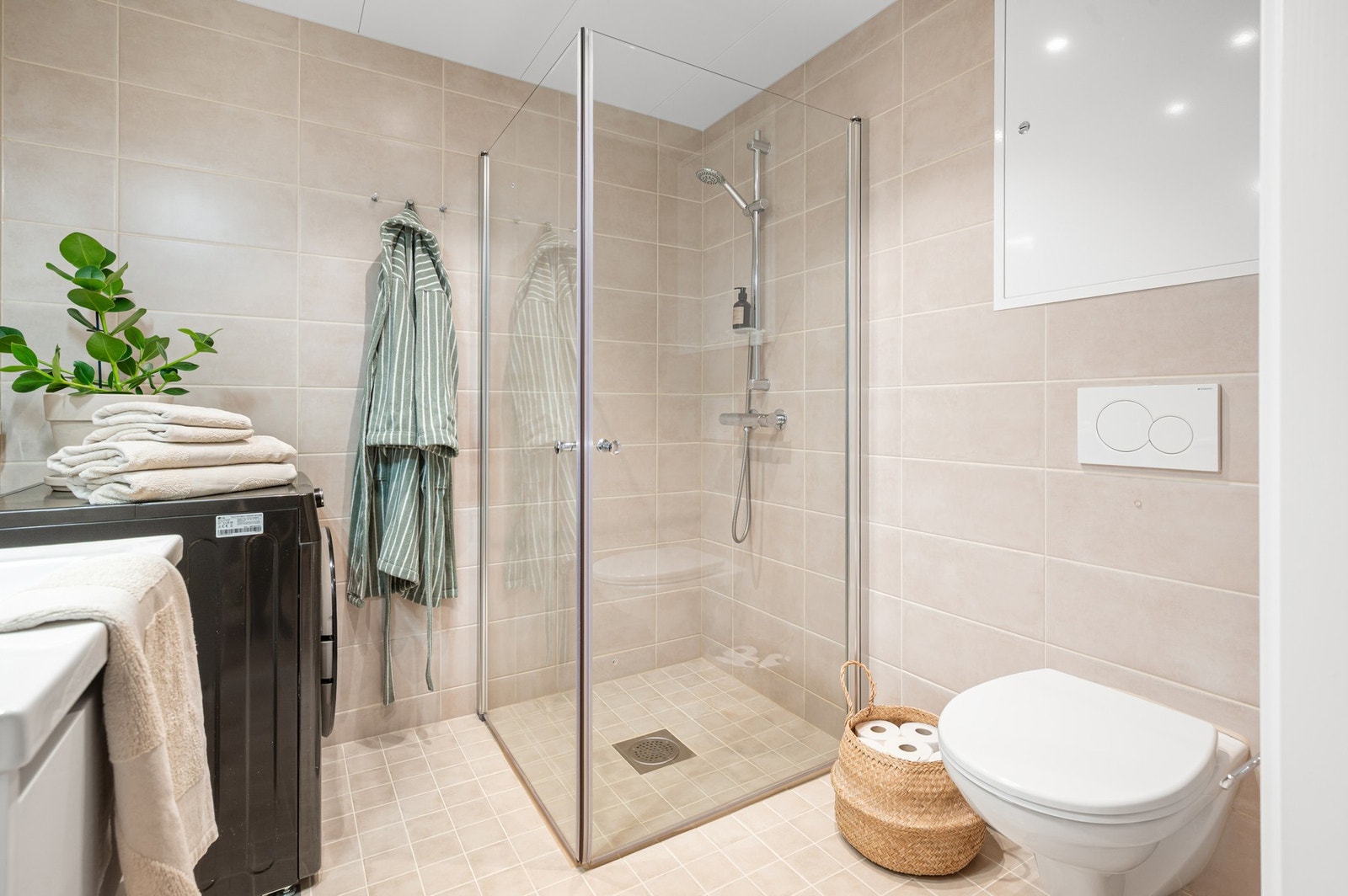 Baderom med opplegg for vaskemaskin. Galleribilde