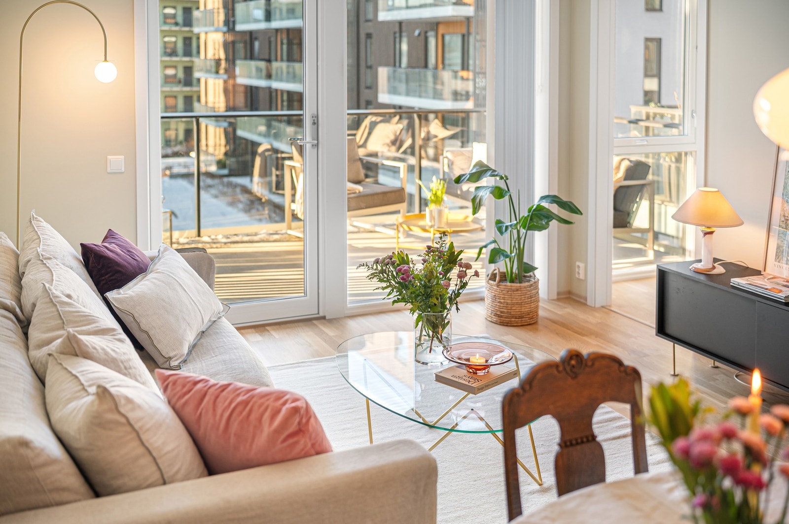 Leiligheten er fra 2023, og består av store oppholdsrom som er enkle å innrede. Galleribilde