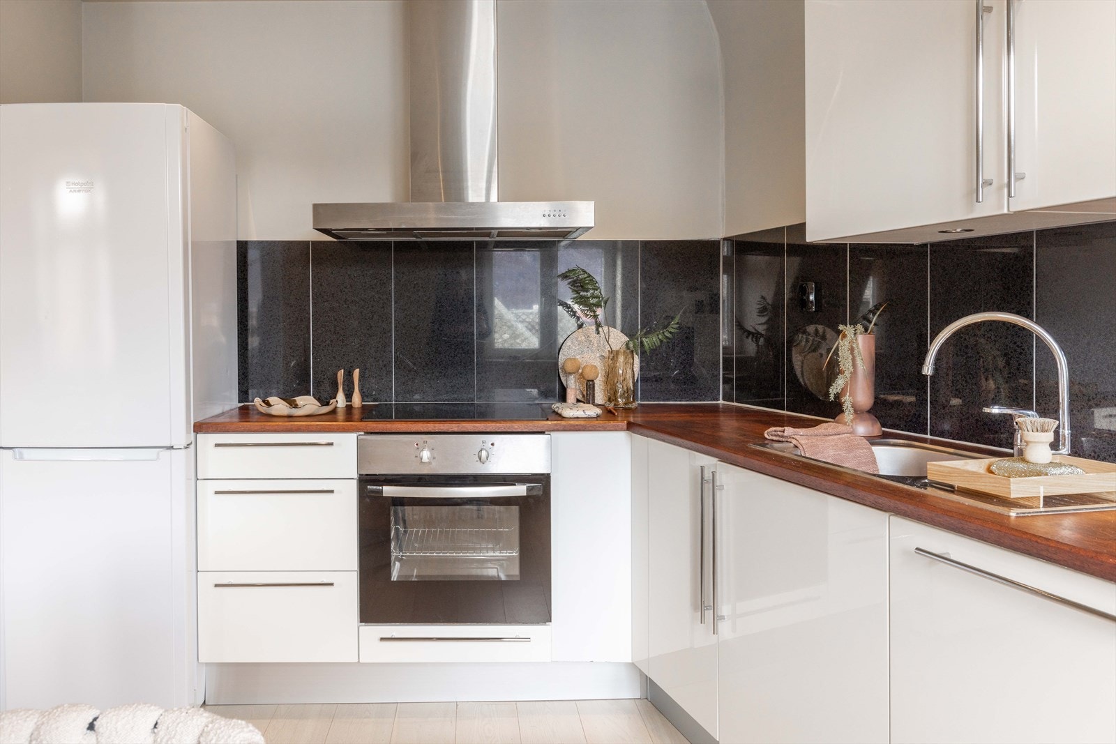 Kjøkkenet har integrerte hvitevarer som stekeovn, keramisk platetopp og oppvaskmaskin, samt frittstående kjøleskap med frysedel. Galleribilde