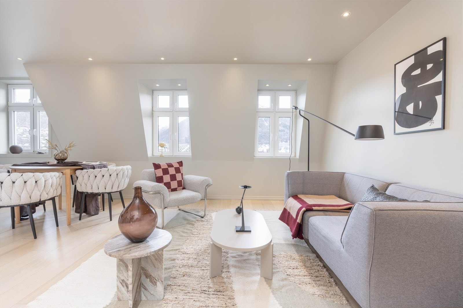 Leiligheten fremstår velholdt og gjennomført, med en helhet som oppleves tidsriktig, rolig og harmonisk. Galleribilde