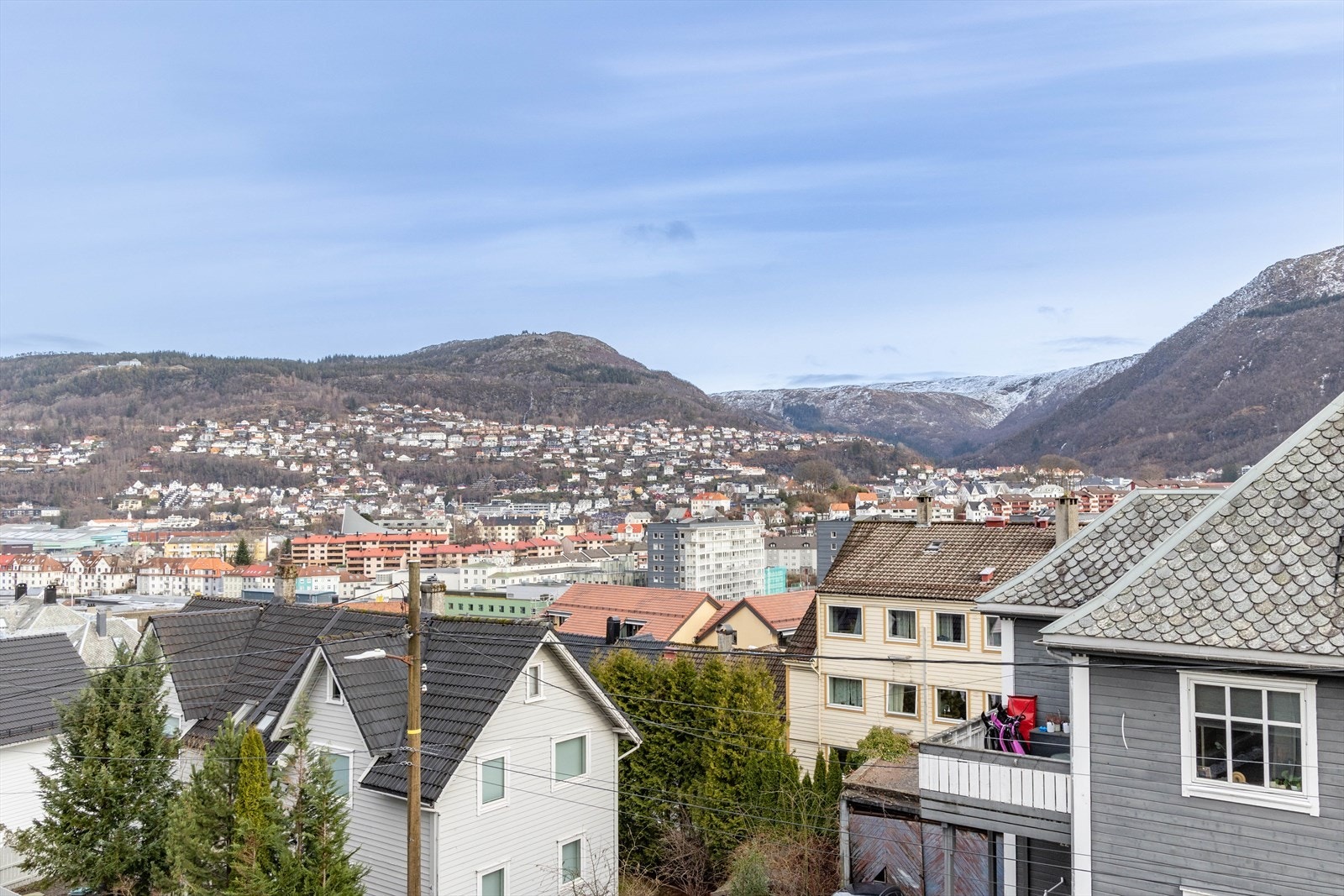 Fra stuen har du flott utsikt over nærområdet, over til Fløyen, Rundemannen og videre til Ulriken. Galleribilde