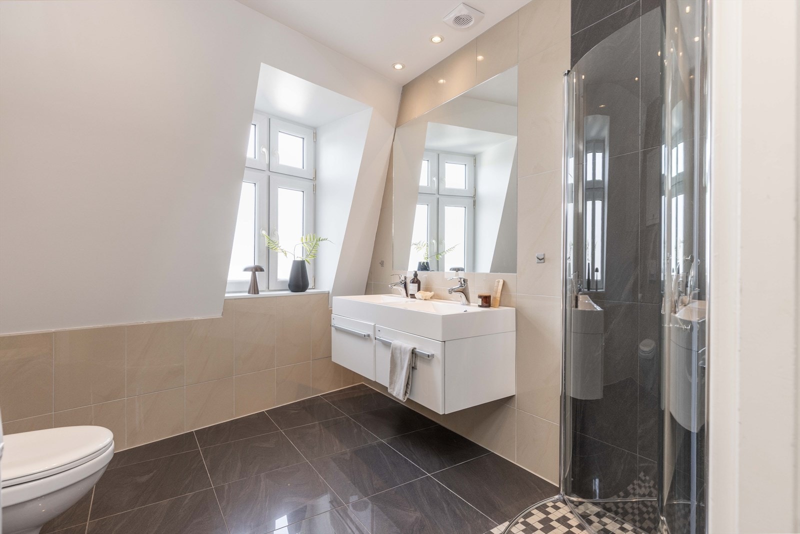 Innfelte spotter i himlingen sørger for god og behagelig belysning. Galleribilde