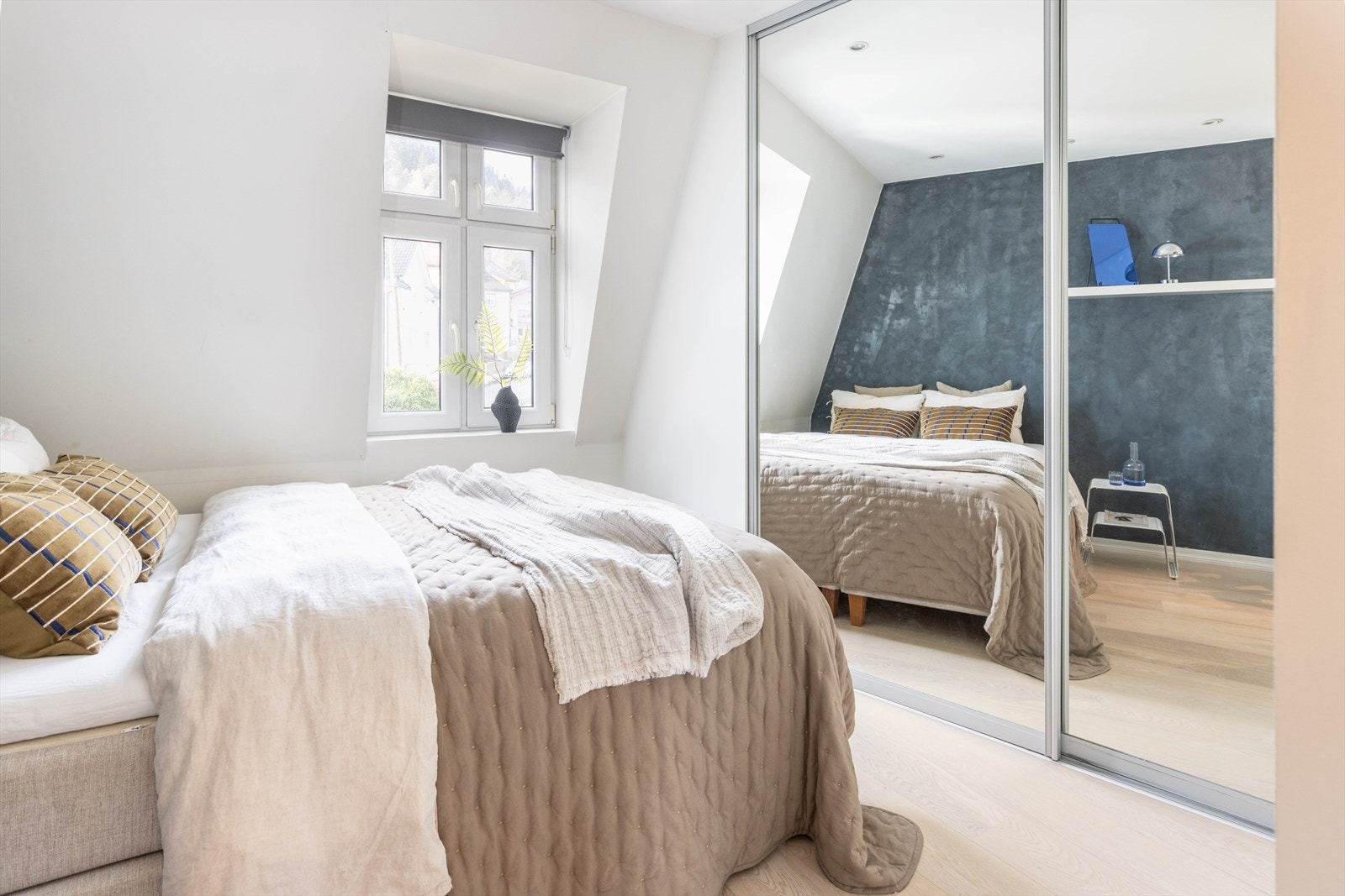 Rommet er utstyrt med skyvedørsgarderobe med speilfronter som gir gode oppbevaringsmuligheter. Det store vinduet slipper inn rikelig med naturlig lys til rommet. Galleribilde