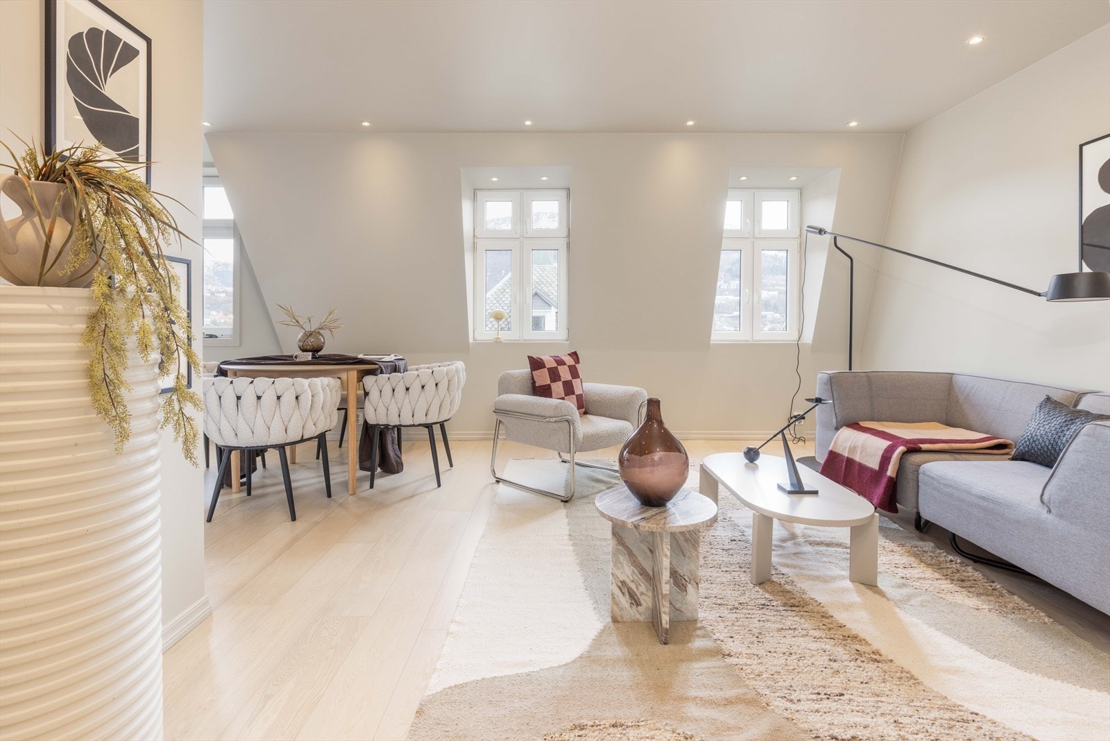 Usedvanlig lekker 2-roms toppleilighet med vakker utsikt til Ulriken, fint plassert i et ærverdig og velholdt murbygg med felles hage. Fotograf: Eirin Helland v/ Luminate Photography Galleribilde