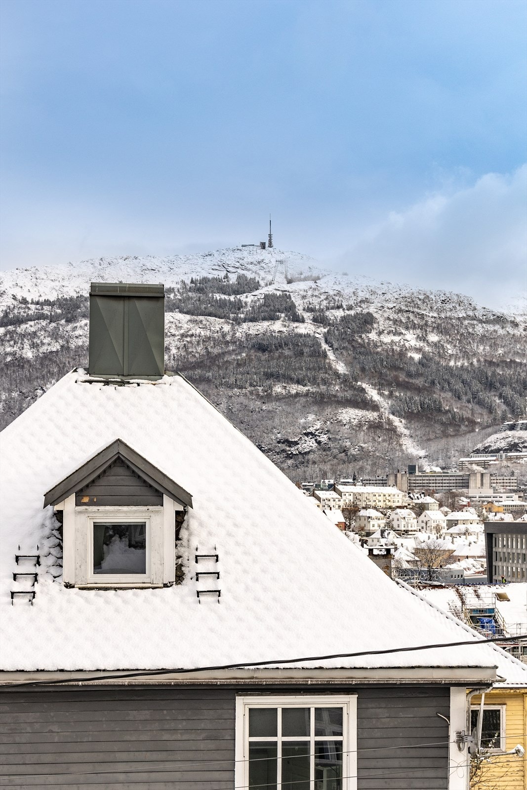 Det er kort vei til Haukeland og Ulriken fra boligen - et nydelig skue ut fra vinduet. Galleribilde