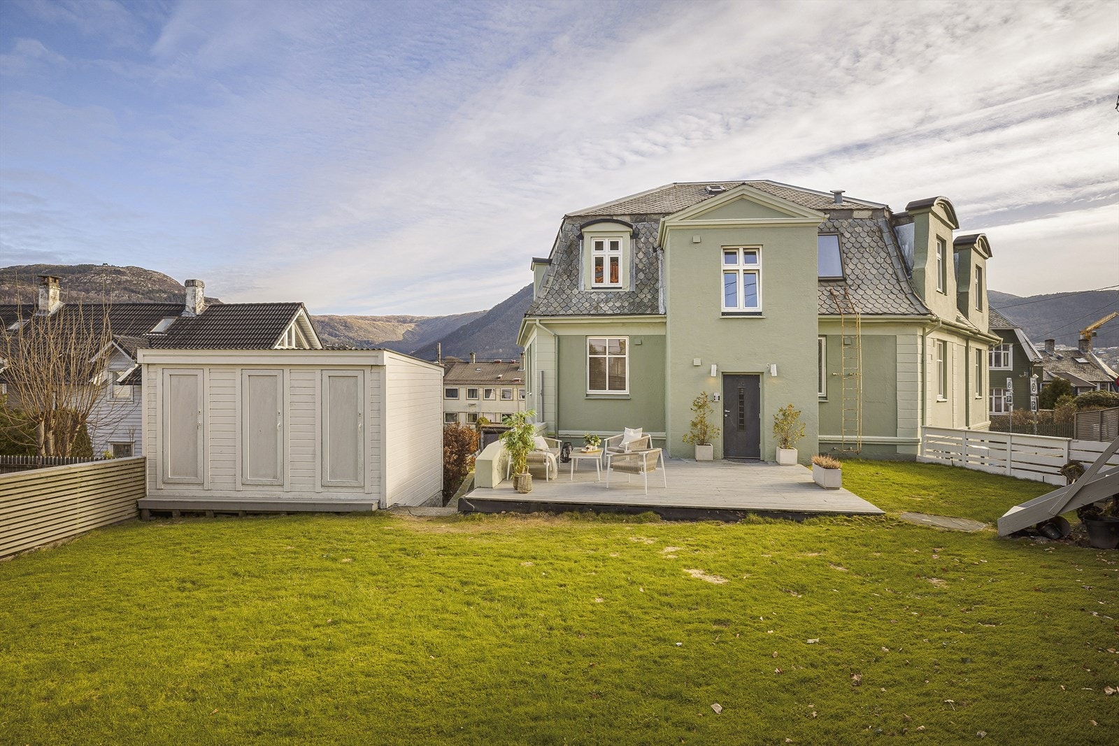 Den store, felles hagen tilfører et grønt pusterom midt i det urbane- en sjelden kvalitet så sentralt. Galleribilde