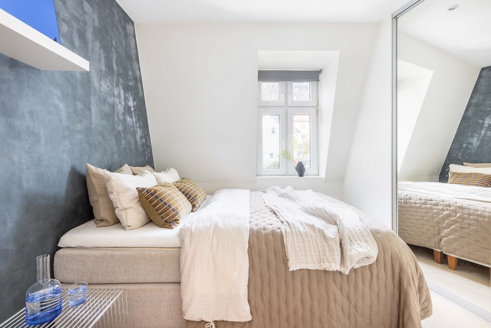 Soverommet holder god størrelse og er enkelt å innrede med ønsket sengestørrelse og annet passende møblement. Galleribilde