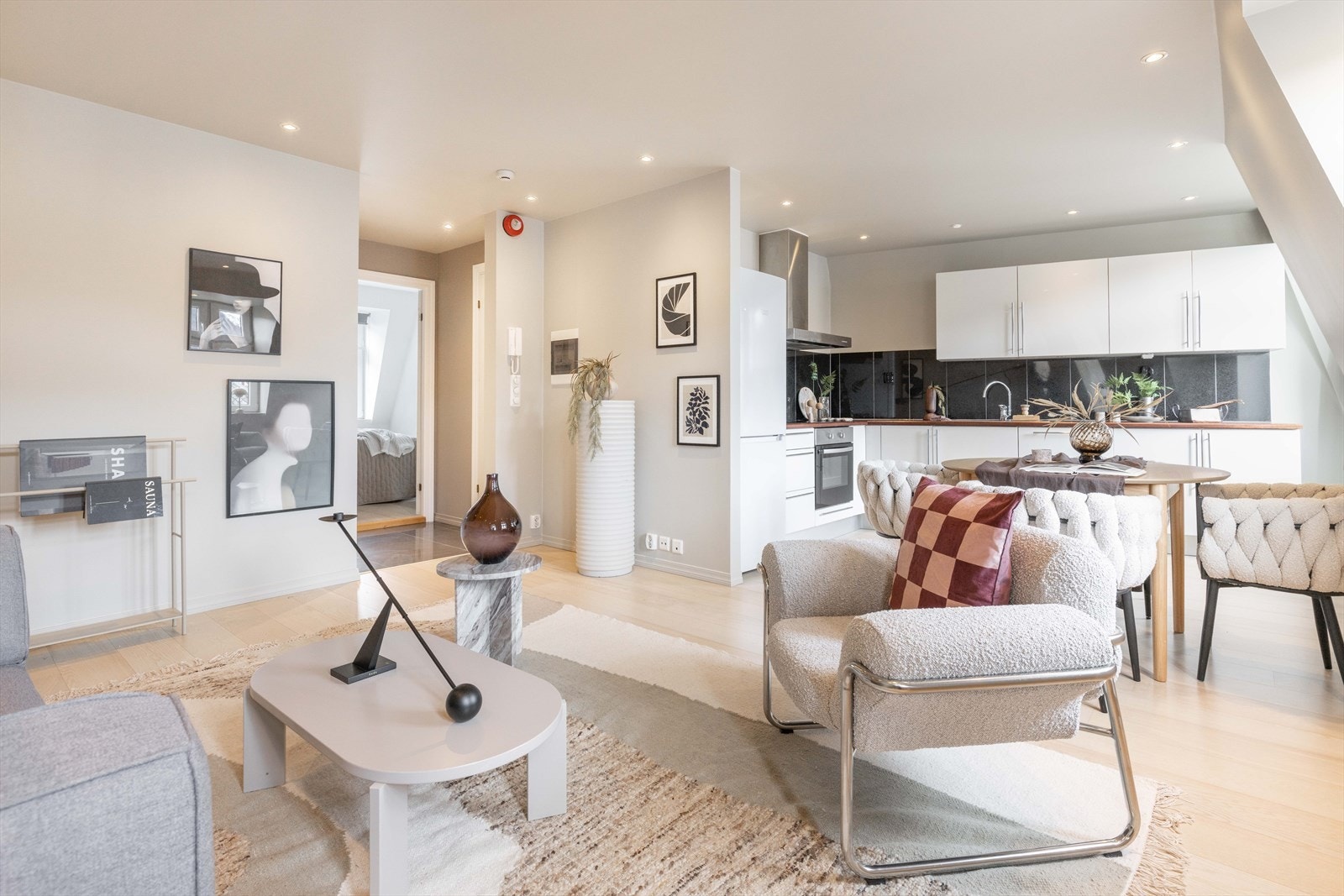 Stue med åpen kjøkkenløsning danner en naturlig hovedsone i front med godt lys og utsikt til Ulriken. Tilbaketrukket i bakkant av leiligheten finner vi soverommet og badet - perfekt plassert. Galleribilde