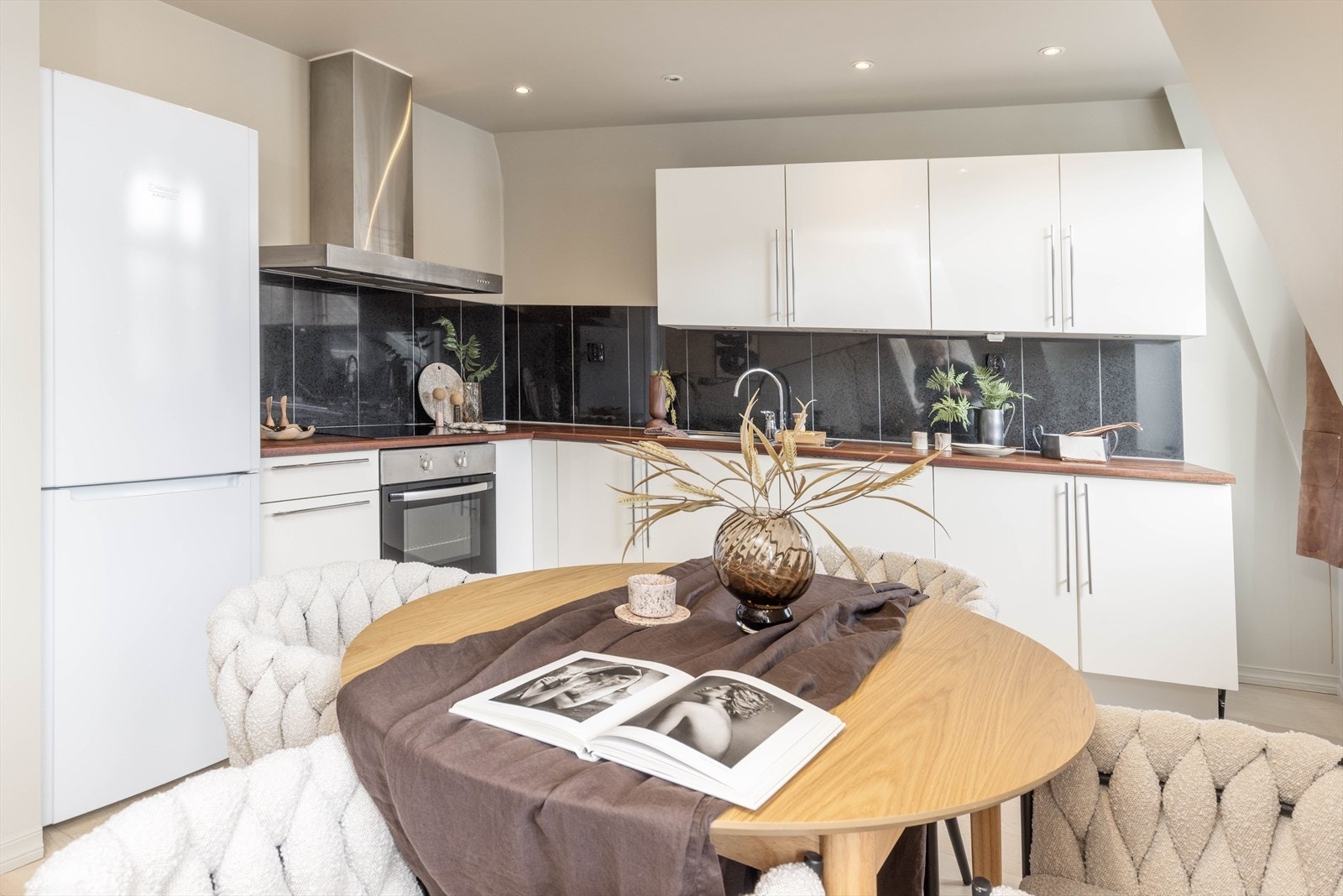 Det er godt med skap- og benkeplass som bidrar til et ryddig og oversiktlig kjøkken. Hvitevarene som er integrerte vil medfølge i handelen. Galleribilde