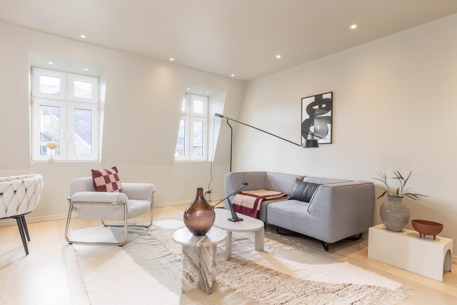 De store vindusflatene slipper inn rikelig med naturlig lys, og rammer like fint inn den vakre utsikten mot Ulriken. Stuen møbleres enkelt med ønsket møblement. Galleribilde