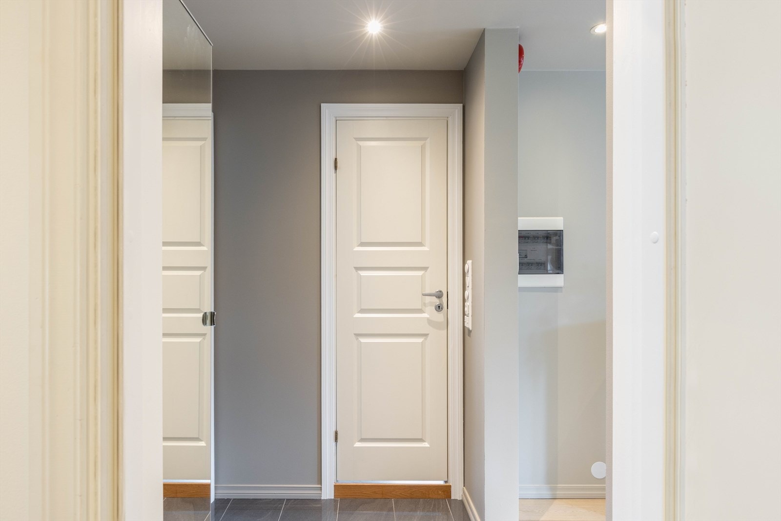 Fra fellesareal kommer du først inn i yttergang som deles med naboleiligheten. Her er det montert skoskap. Videre kommer du inn i entréen, som fordeler rommene fint utover de 47 kvadratmeterne. Galleribilde