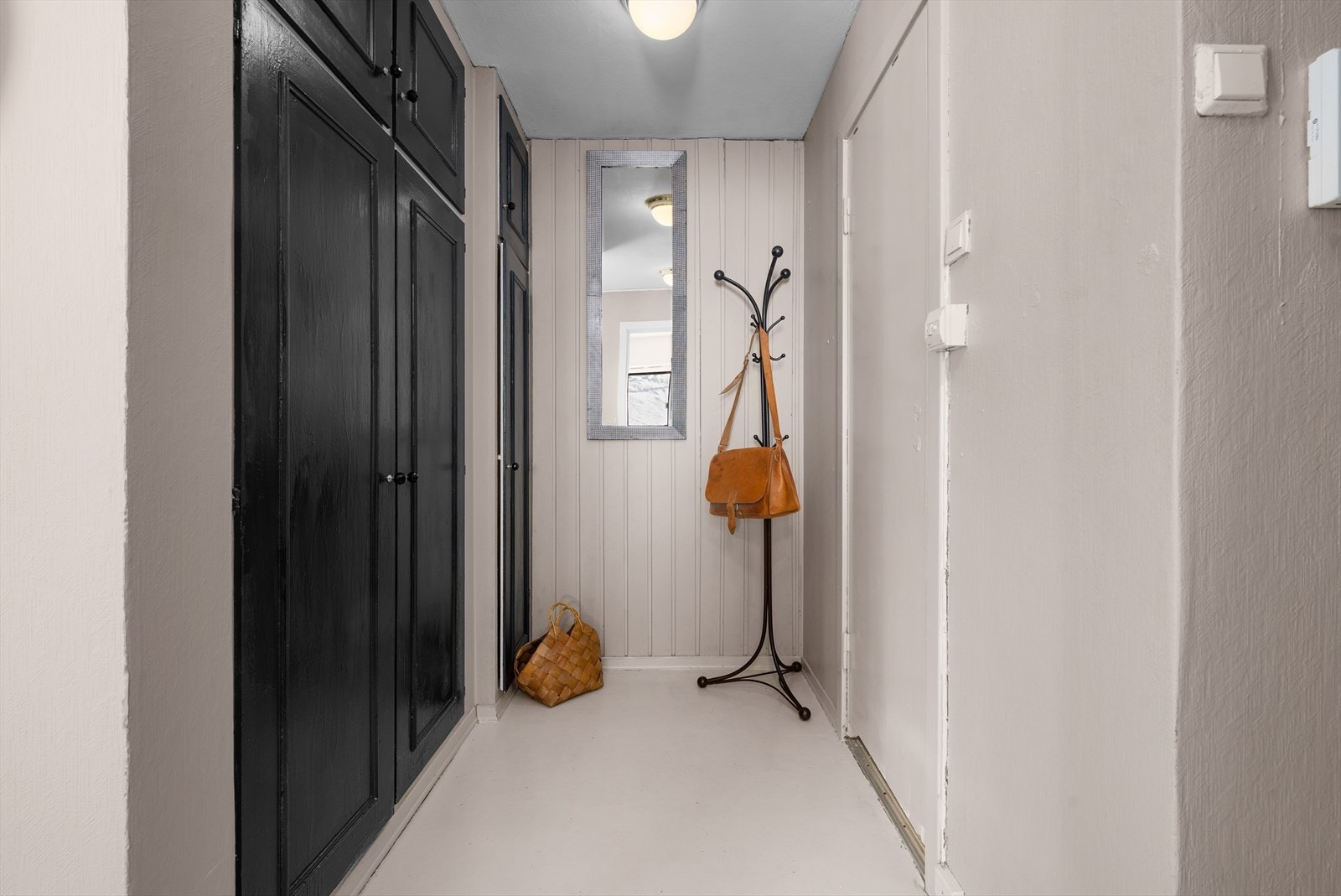 Gangen har rikelig med oppbevaringsplass i stedbygde garderobeskap. Galleribilde