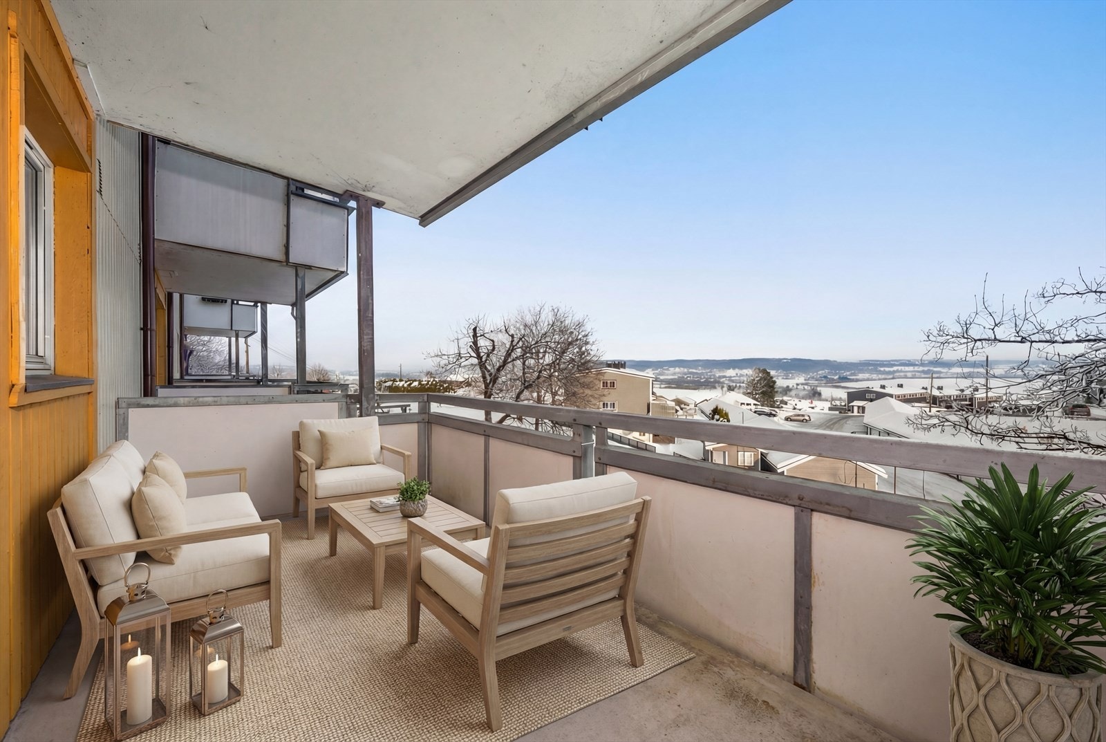 Her er det god plass til en sittegruppe for å nyte utsikten (digitalt møblert) Galleribilde