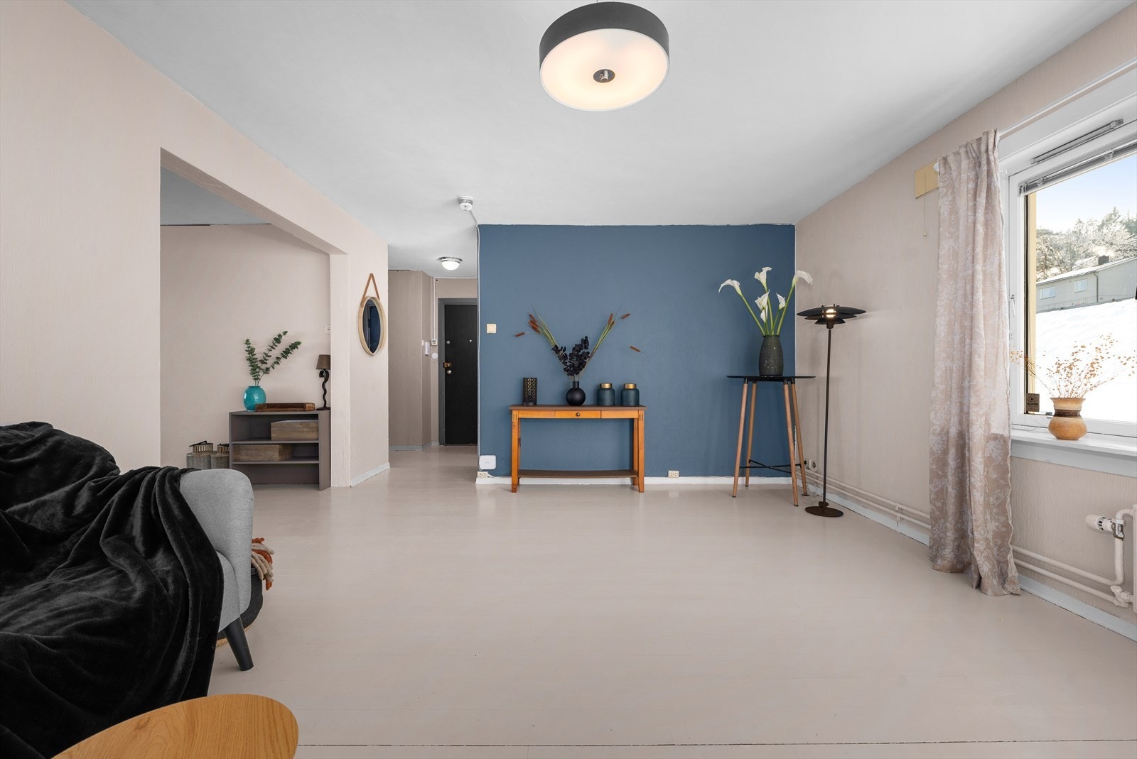 Den åpne løsningen mellom stue og gang skaper en god romfølelse. Galleribilde