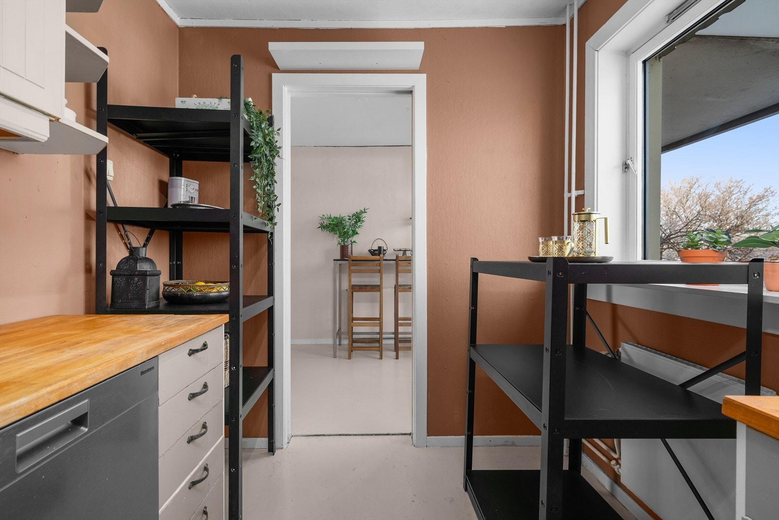 Fra kjøkkenet er det enkel adkomst til spiseplassen og stuen. Galleribilde