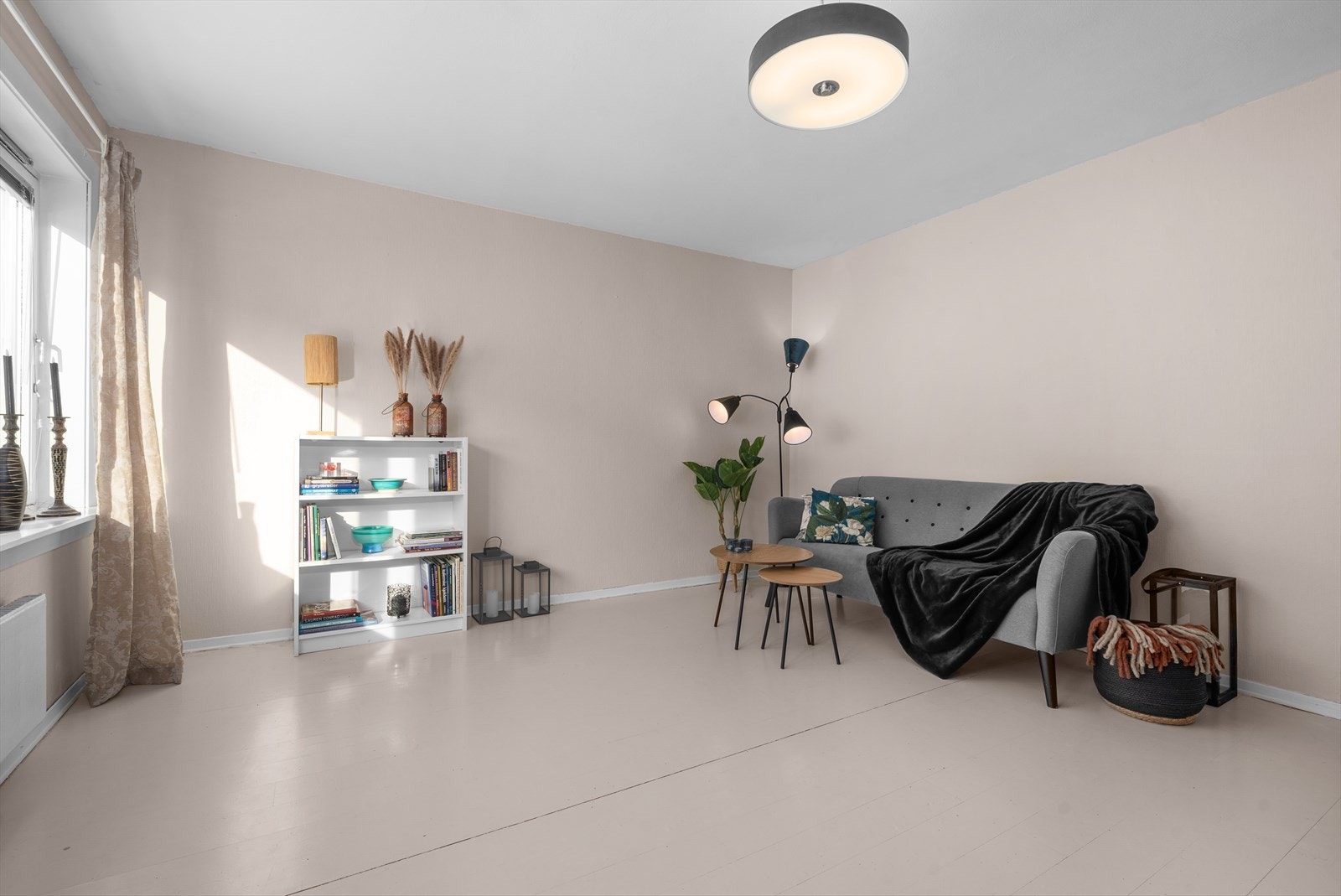 Rommet er enkelt å møblere og gir fleksibilitet for personlig innredning. Galleribilde