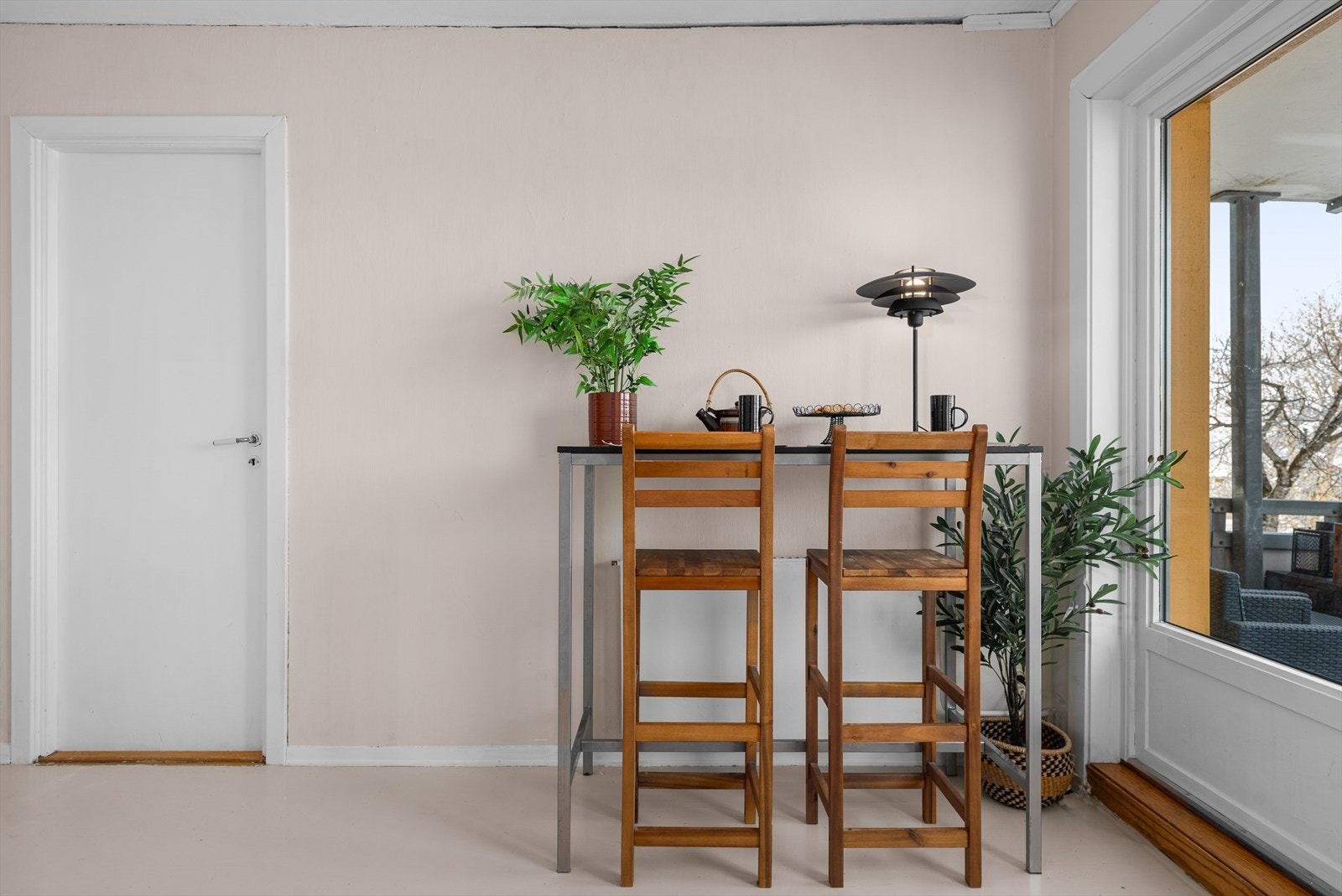 Her er det direkte utgang til balkongen, som utvider oppholdsrommet på sommeren. Galleribilde