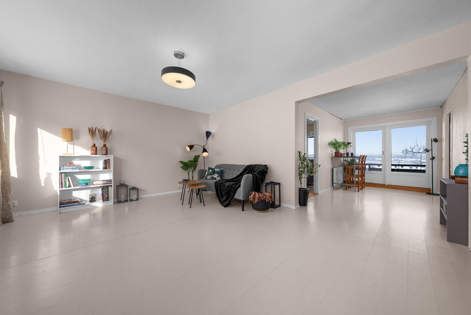 Leiligheten har en åpen og luftig stue med god plass til sofagruppe. Galleribilde