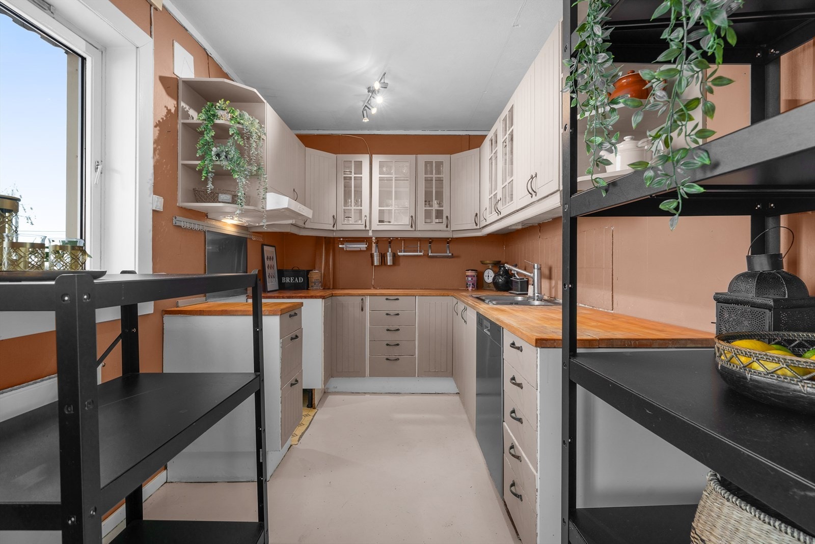 Kjøkkenet har en funksjonell U-form med godt med skap- og benkeplass. Galleribilde