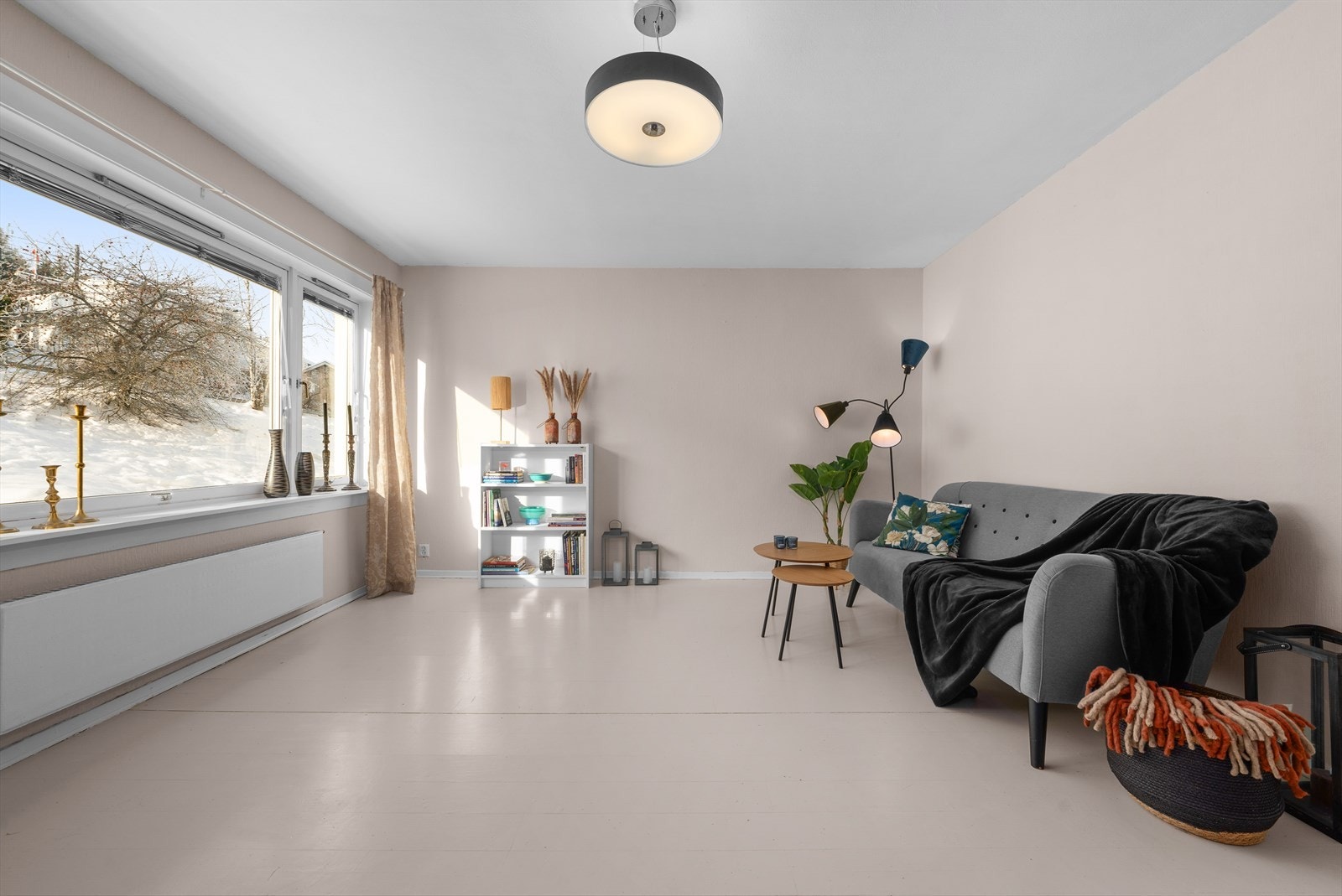 De store vindusflatene i stuen gir rikelig med naturlig lys. Galleribilde