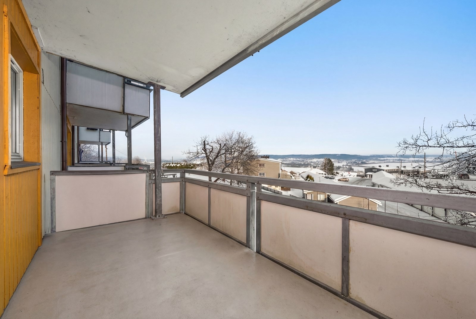 Fra balkongen har man en åpen og fin utsikt over nærområdet. Galleribilde