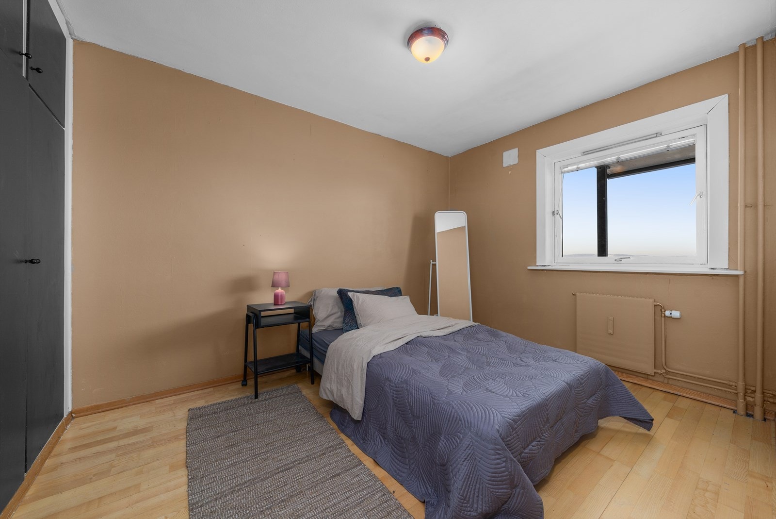 Hovedsoverommet har god plass til dobbeltseng og tilhørende møblement. Galleribilde