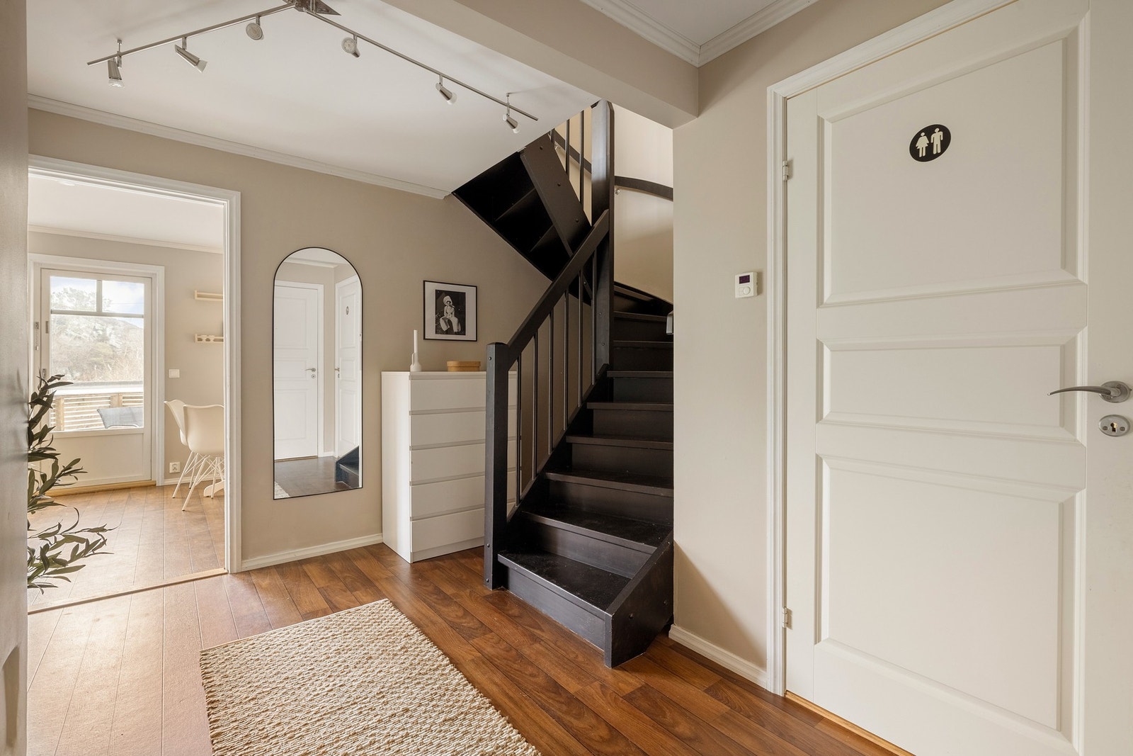 I denne etasjen finner vi også et toalettrom, praktisk vaskerom og soverom. Galleribilde