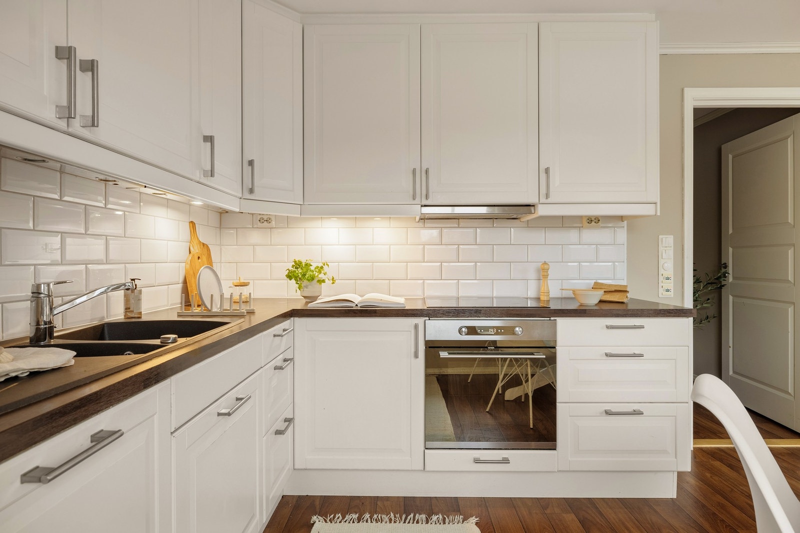 Det er utstyrt med følgende integrerte hvitevarer: Stekeovn, platetopp, ventilator, oppvaskmaskin og kjøleskap. Galleribilde