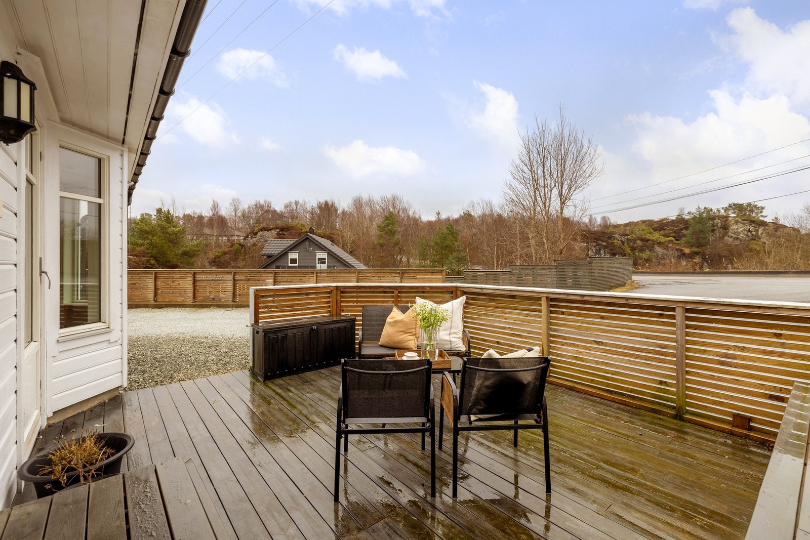 Terrassen er pent rammet inn med rekkverk og opparbeidet med plassbygd sittebenk. Galleribilde