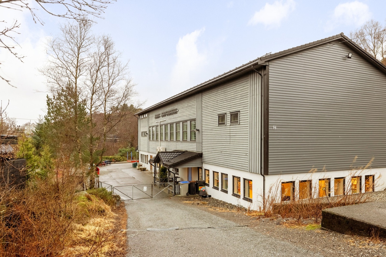 En 14 minutters gangavstand unna boligen, eventuelt en 2 minutters kjøretur unna, finner man Hanøy barnehage. Galleribilde