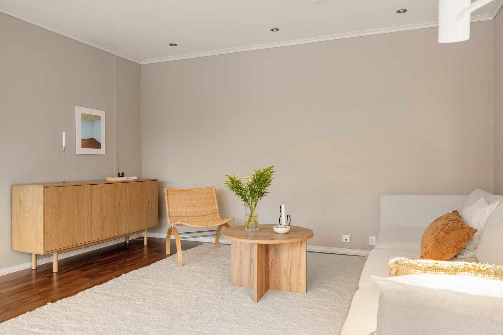 Det er god plass til å møblere med den favoriserte sofakroken i hjørnet. Galleribilde