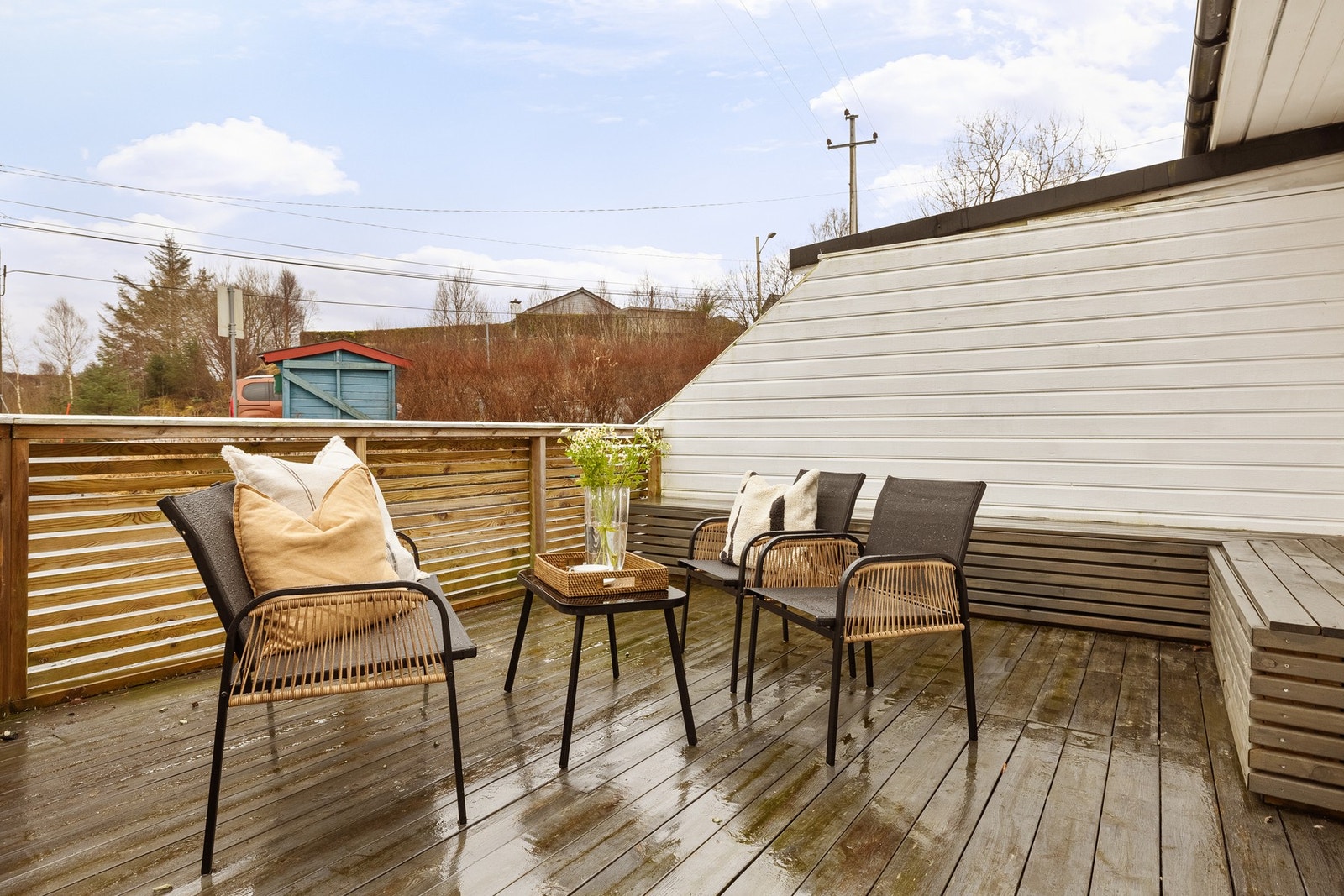 Denne terrassen har utgang fra stue- og kjøkken og måles til ca. 20 kvm. Galleribilde