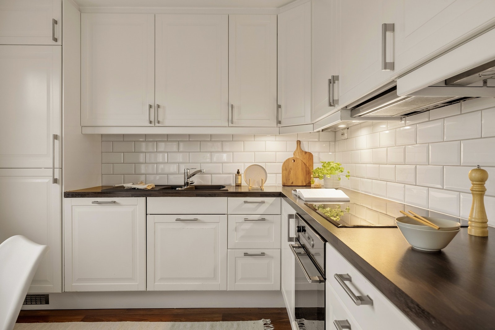 Her er det godt med oppbevaringsplass i skuffer og skap, samt arbeidsplass på benkeplaten. Galleribilde